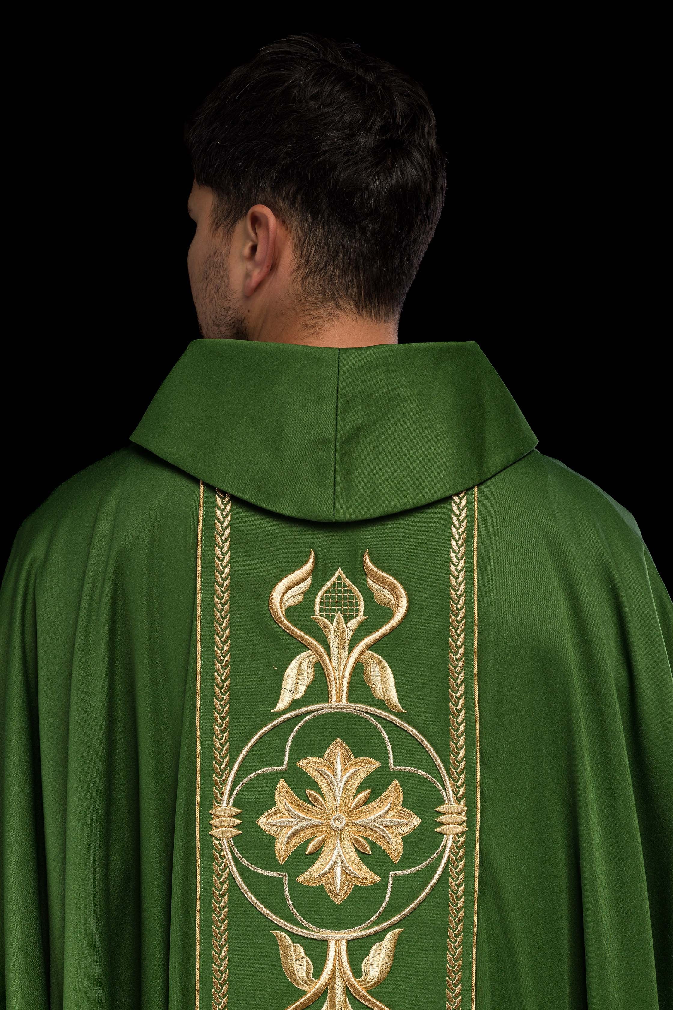 Casula verde bordada com faixa - chasubles.com.br