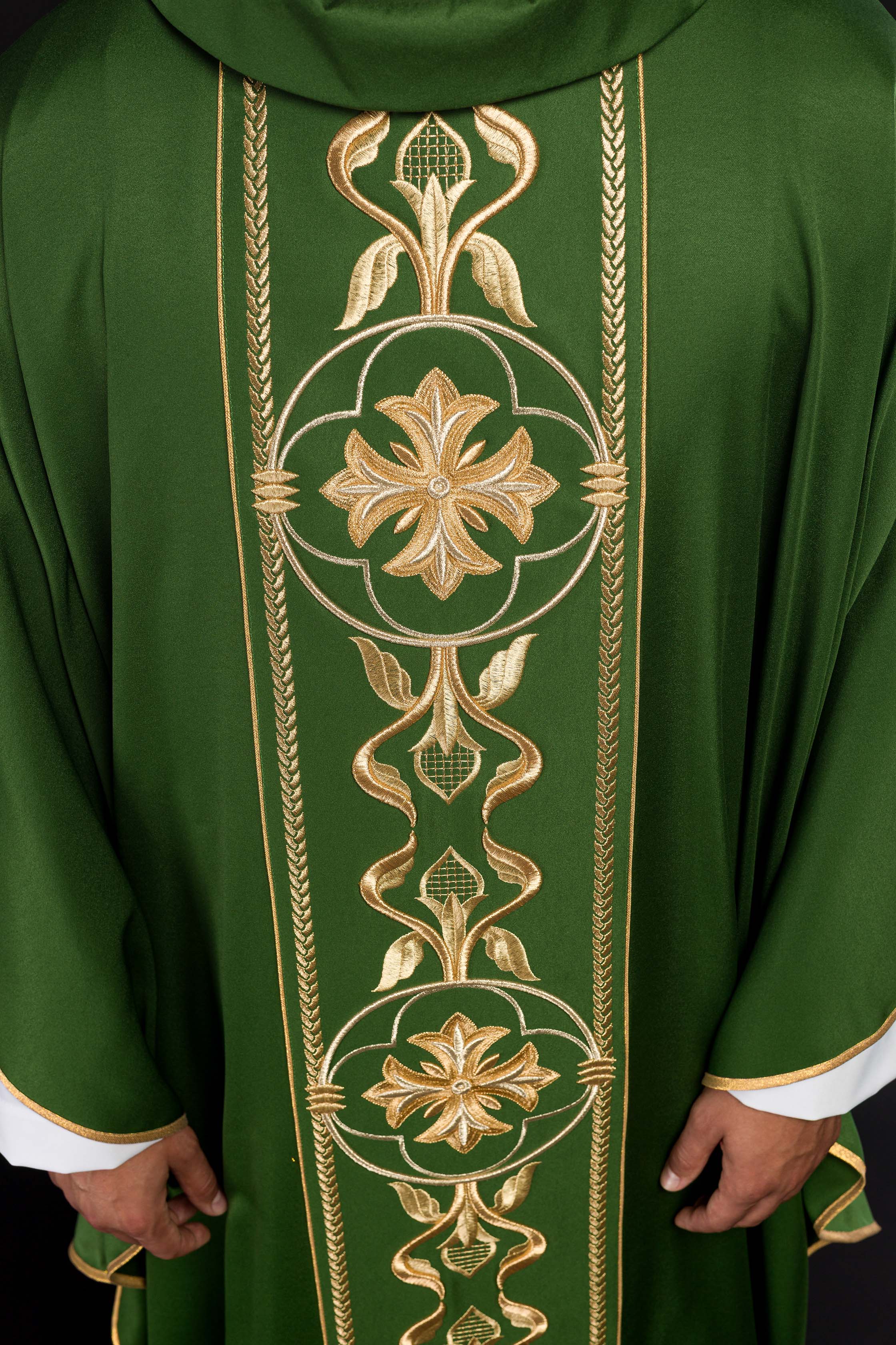 Casula verde bordada com faixa - chasubles.com.br