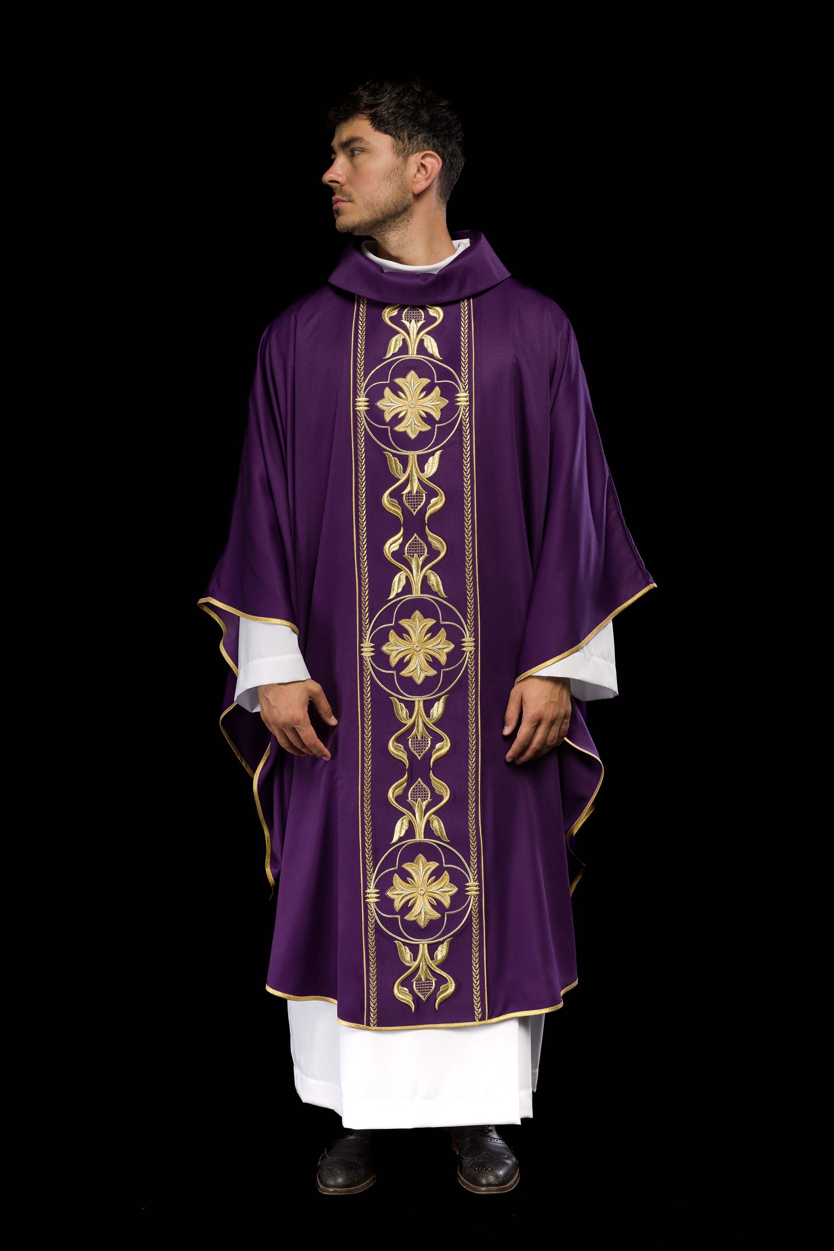 Casula roxa bordada com faixa decorativa - chasubles.com.br