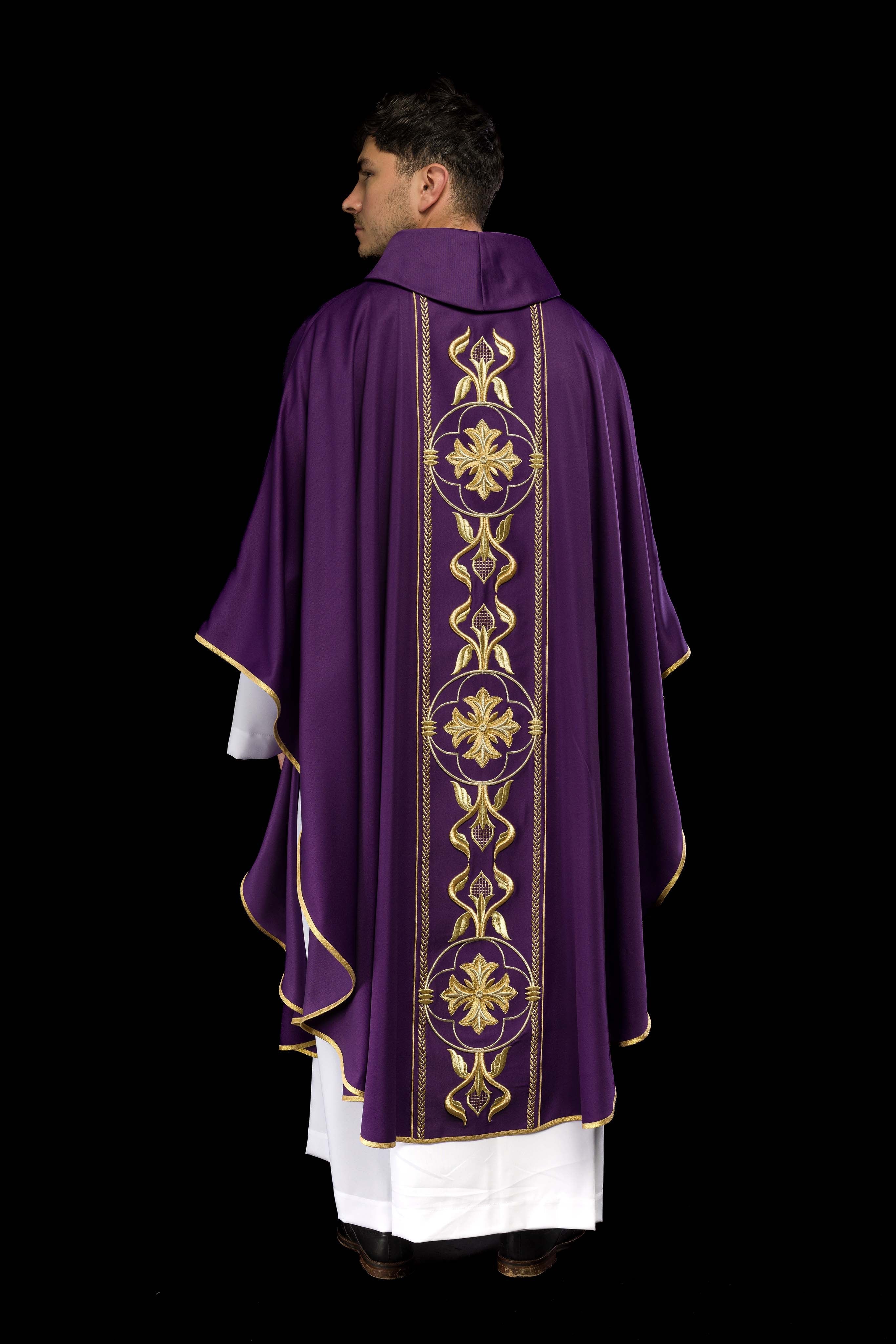 Casula roxa bordada com faixa decorativa - chasubles.com.br