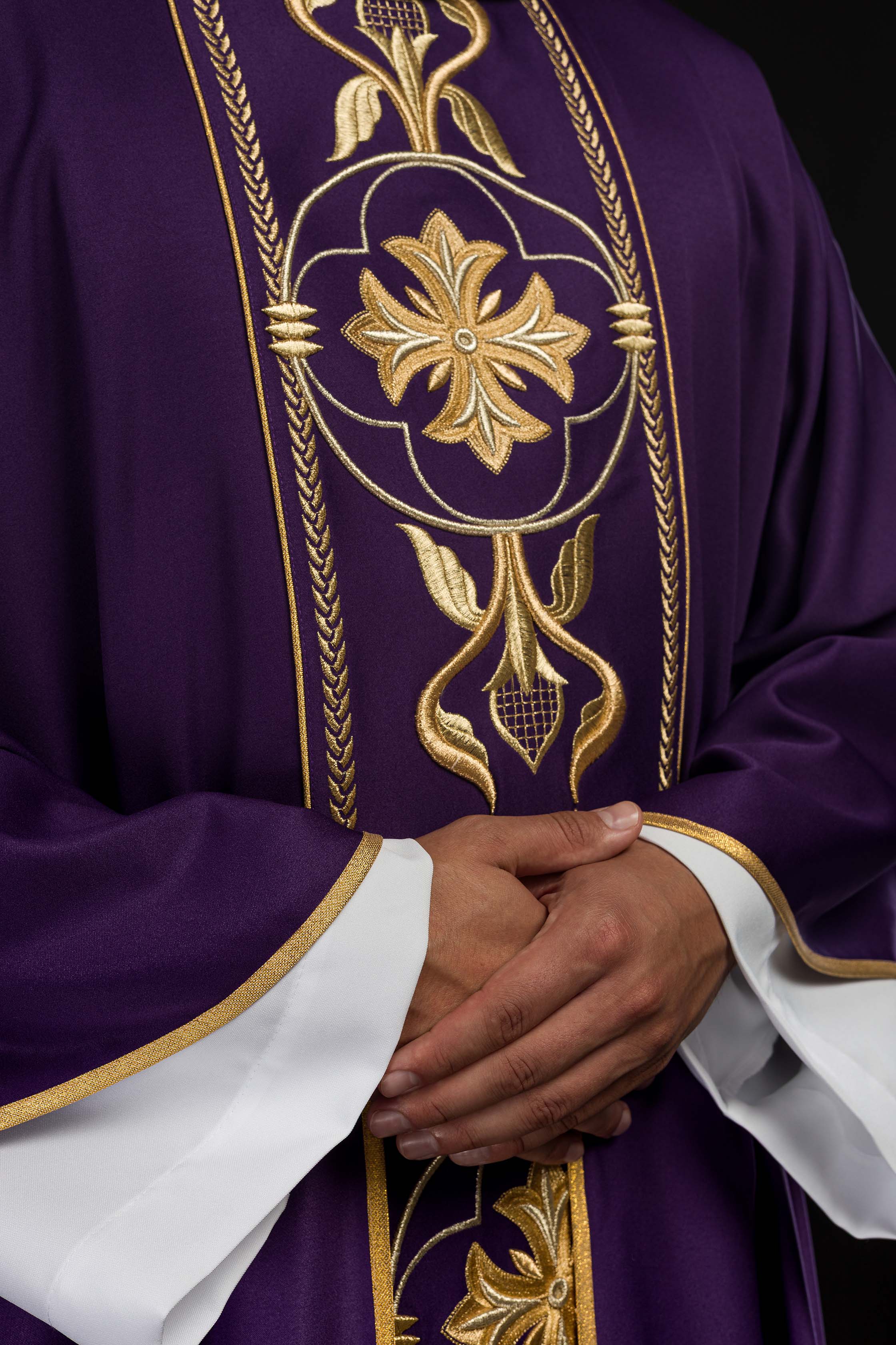 Casula roxa bordada com faixa decorativa - chasubles.com.br