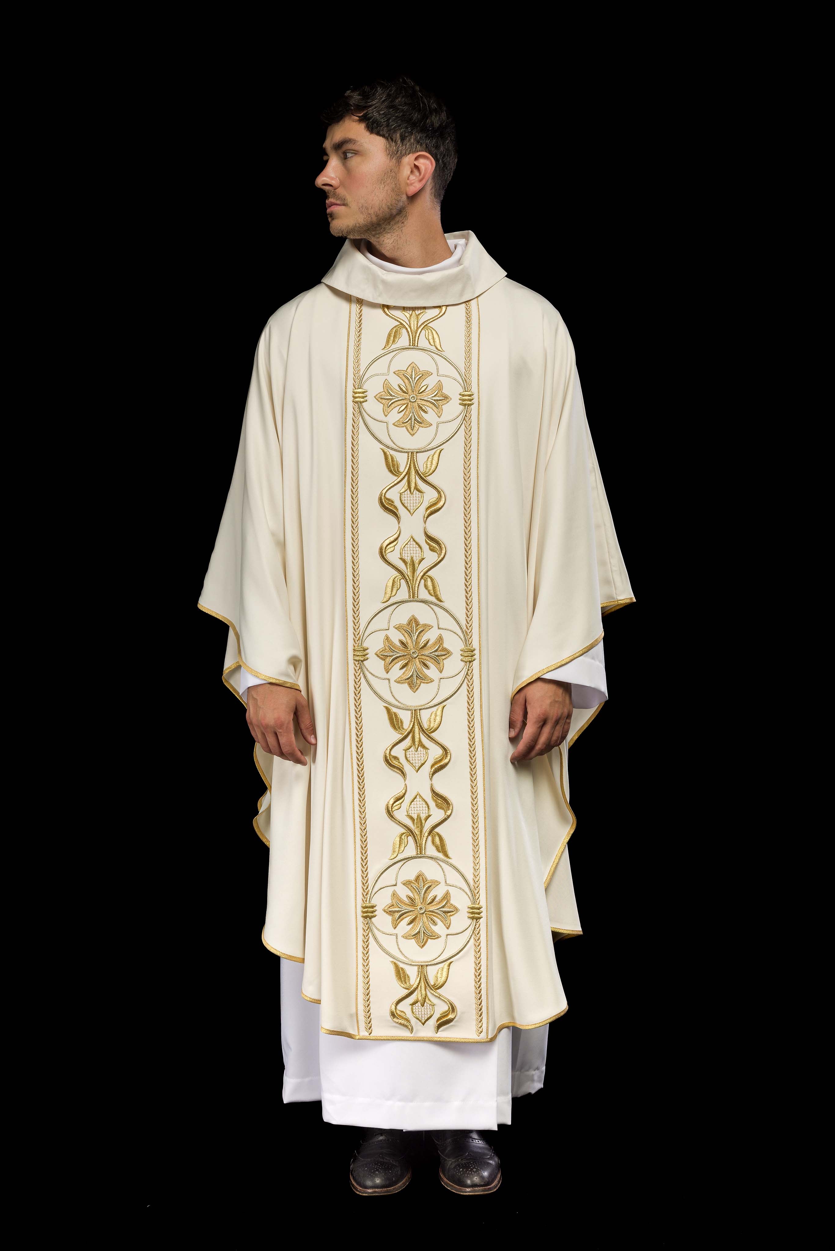 Casula creme com bordado de roseta - chasubles.com.br