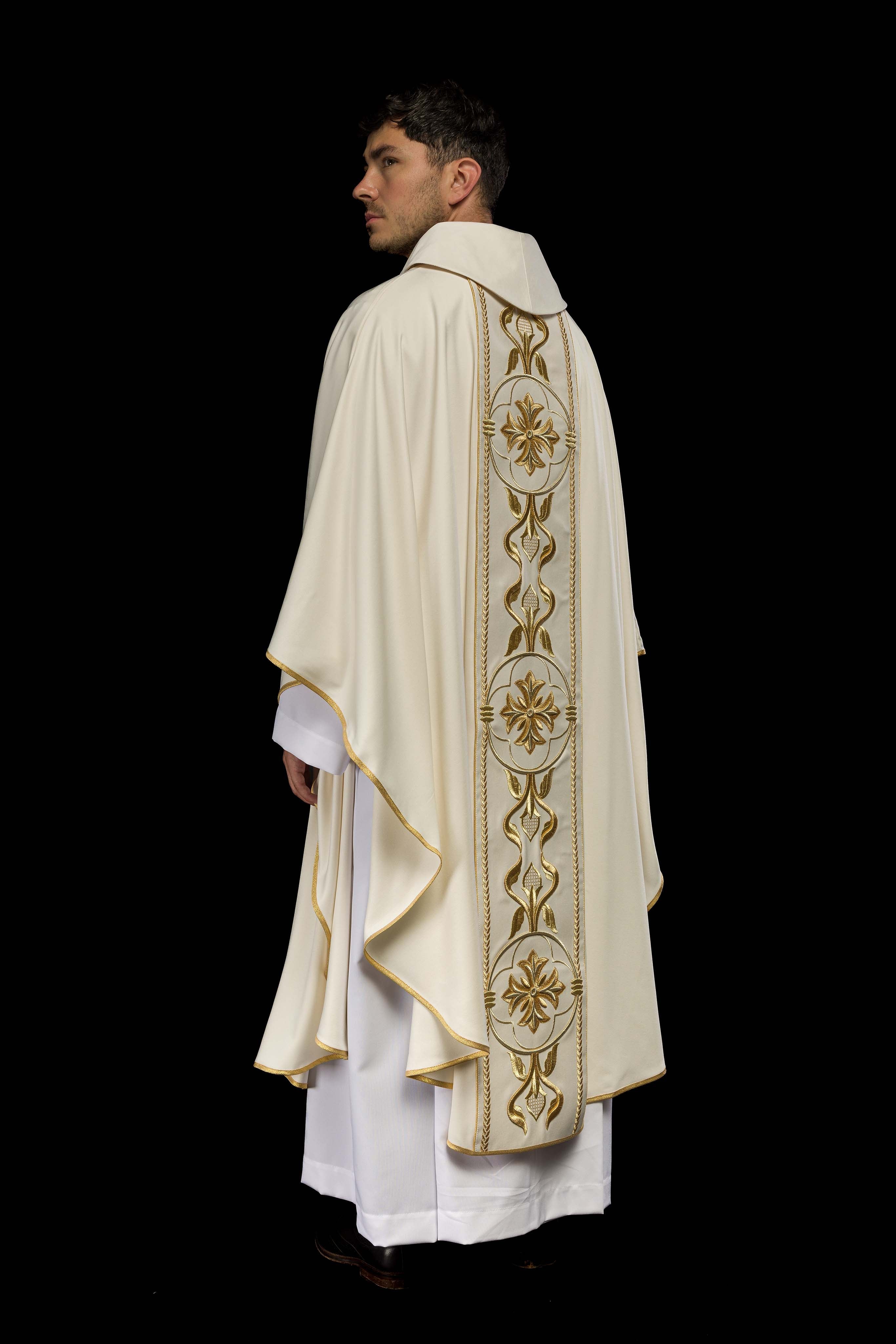 Casula creme com bordado de roseta - chasubles.com.br