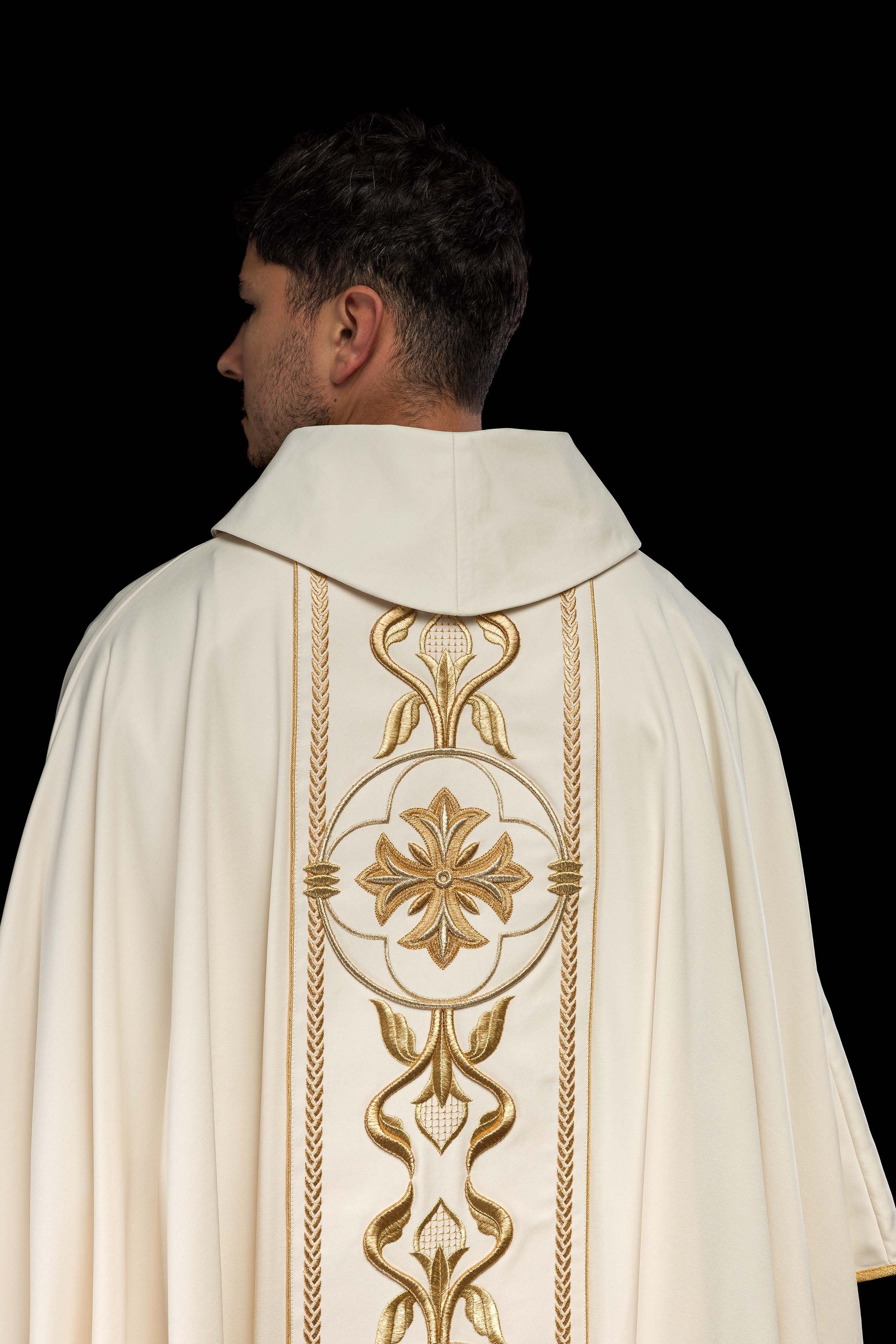 Casula creme com bordado de roseta - chasubles.com.br
