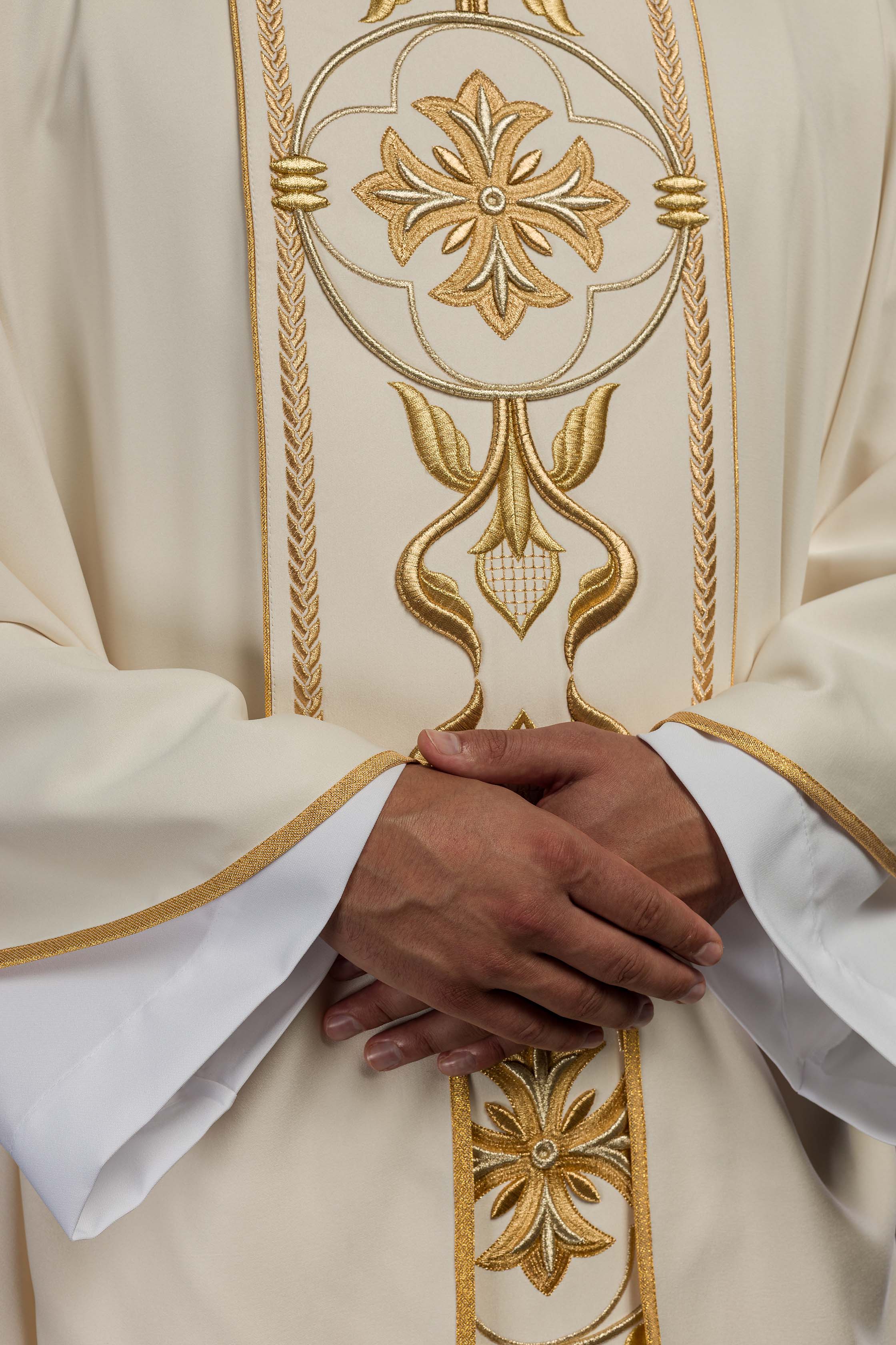 Casula creme com bordado de roseta - chasubles.com.br