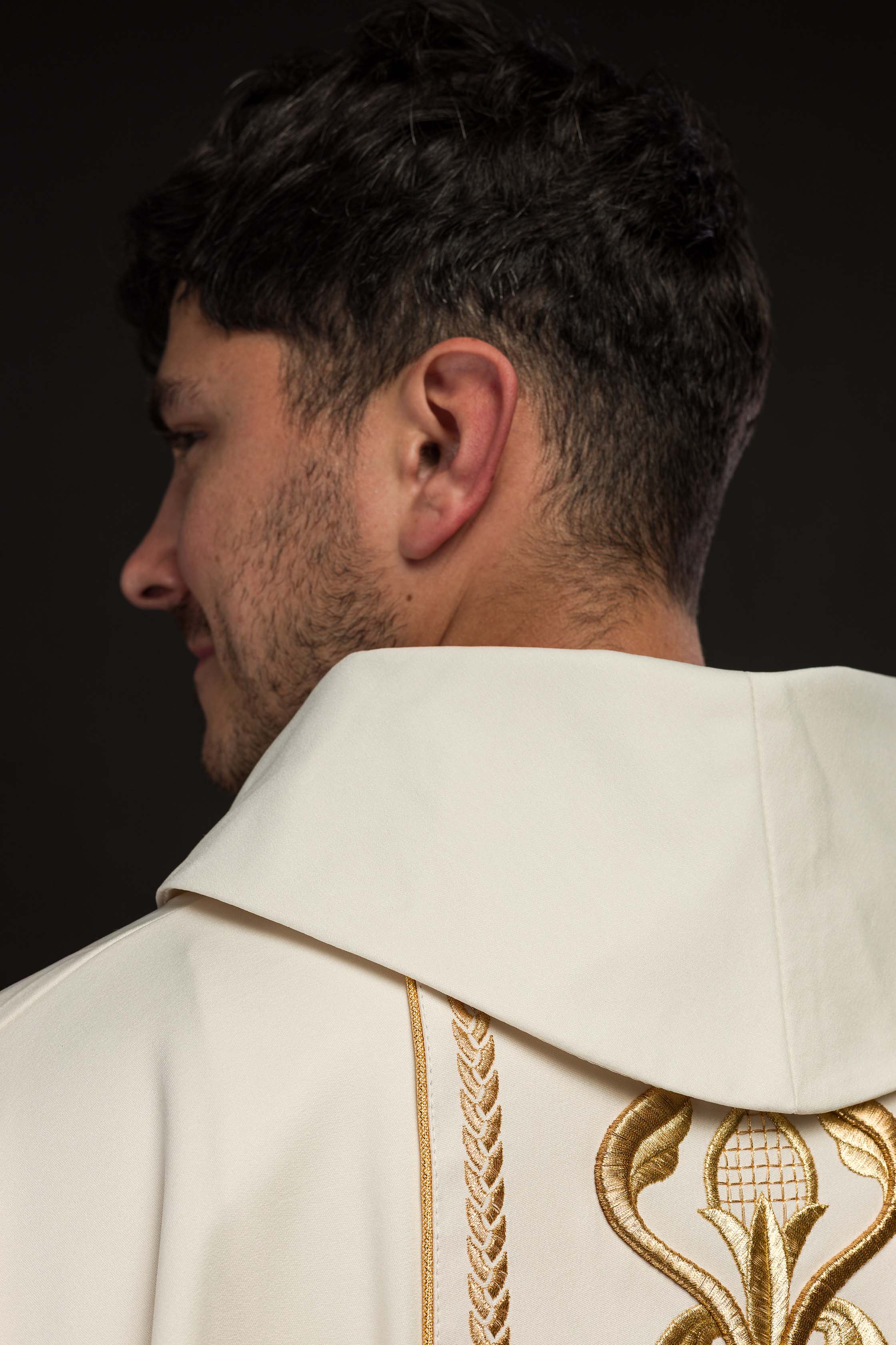Casula creme com bordado de roseta - chasubles.com.br