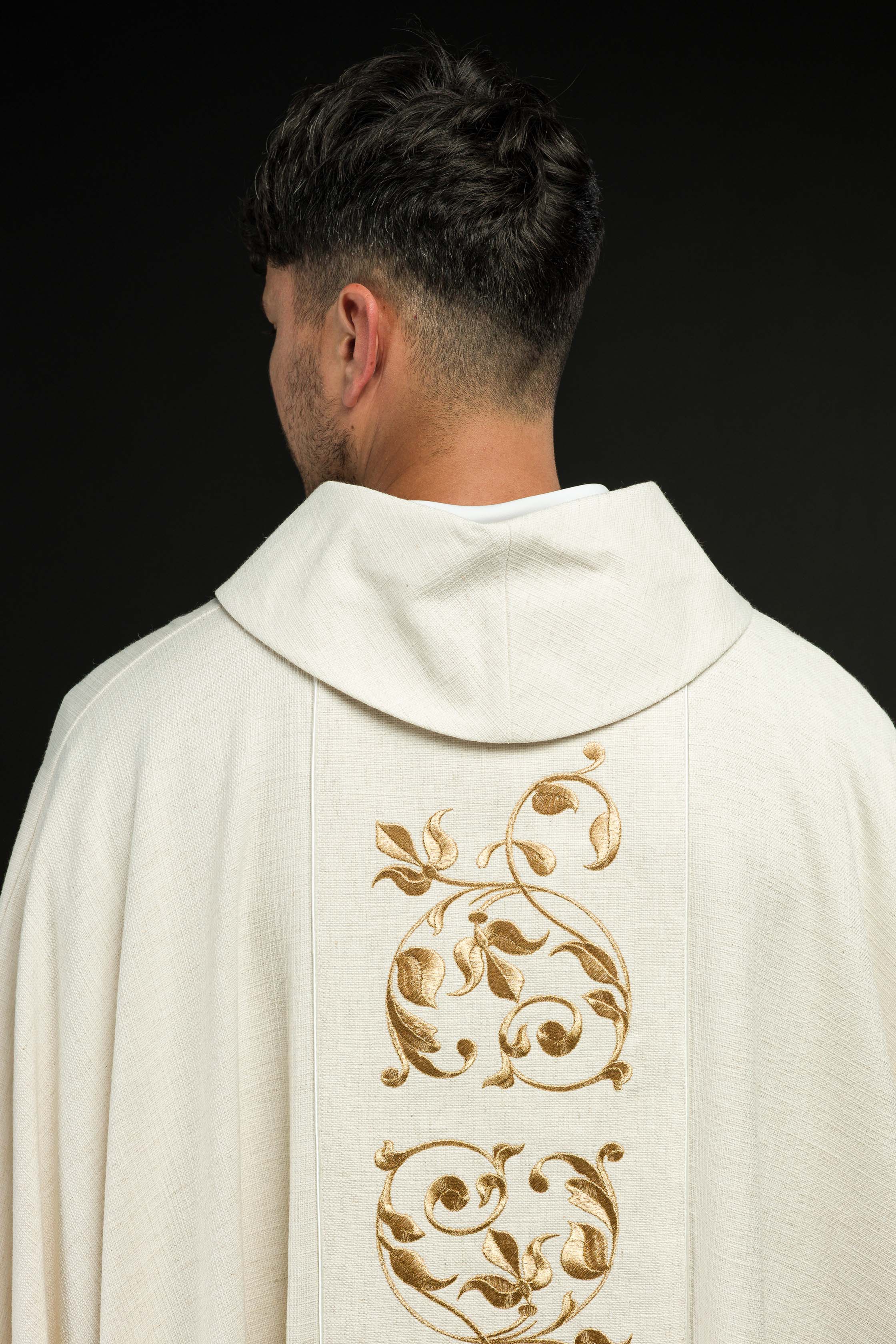 Casula bordada com imagem da Sagrada Família, tecido com trama natural