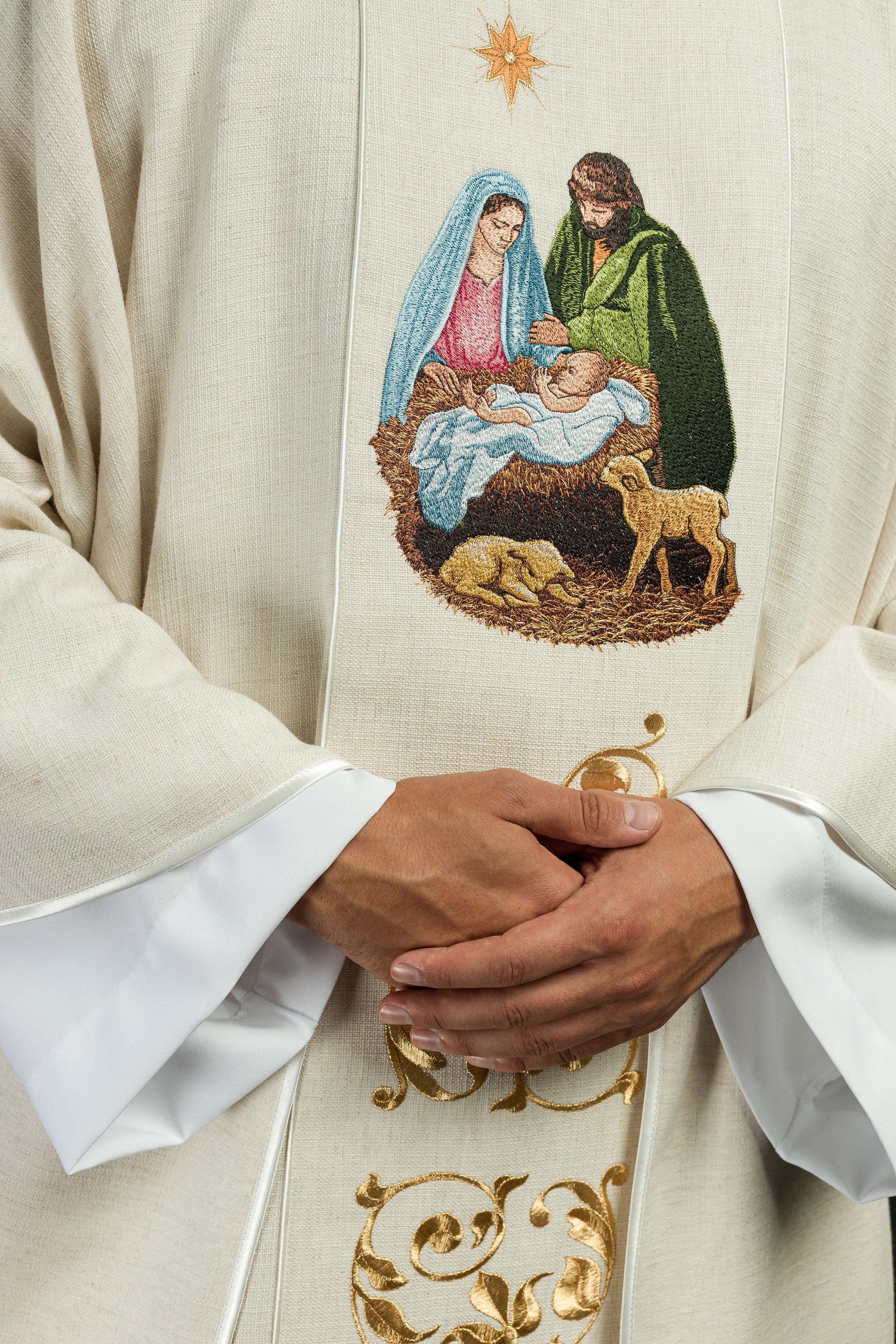 Casula bordada com imagem da Sagrada Família, tecido com trama natural