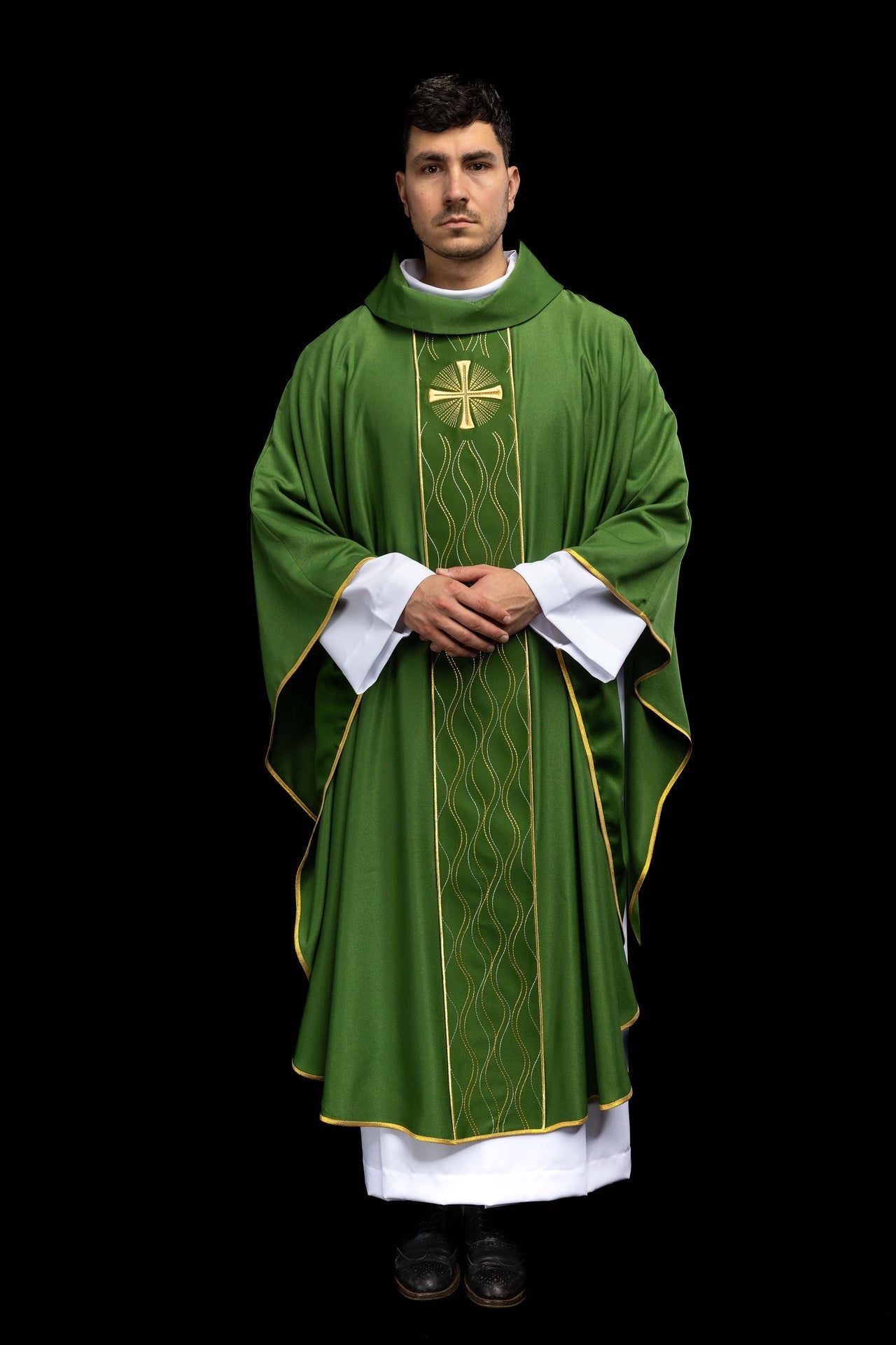 Casula verde com cruz bordada