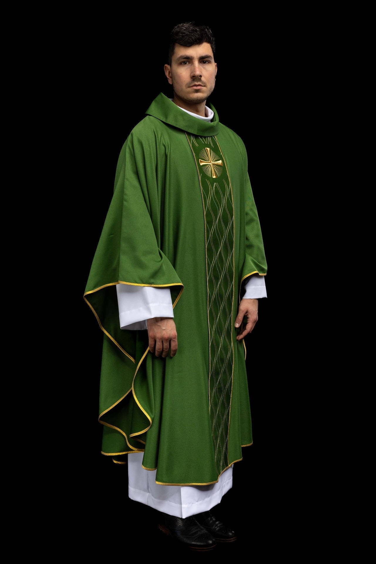 Casula verde com cruz bordada
