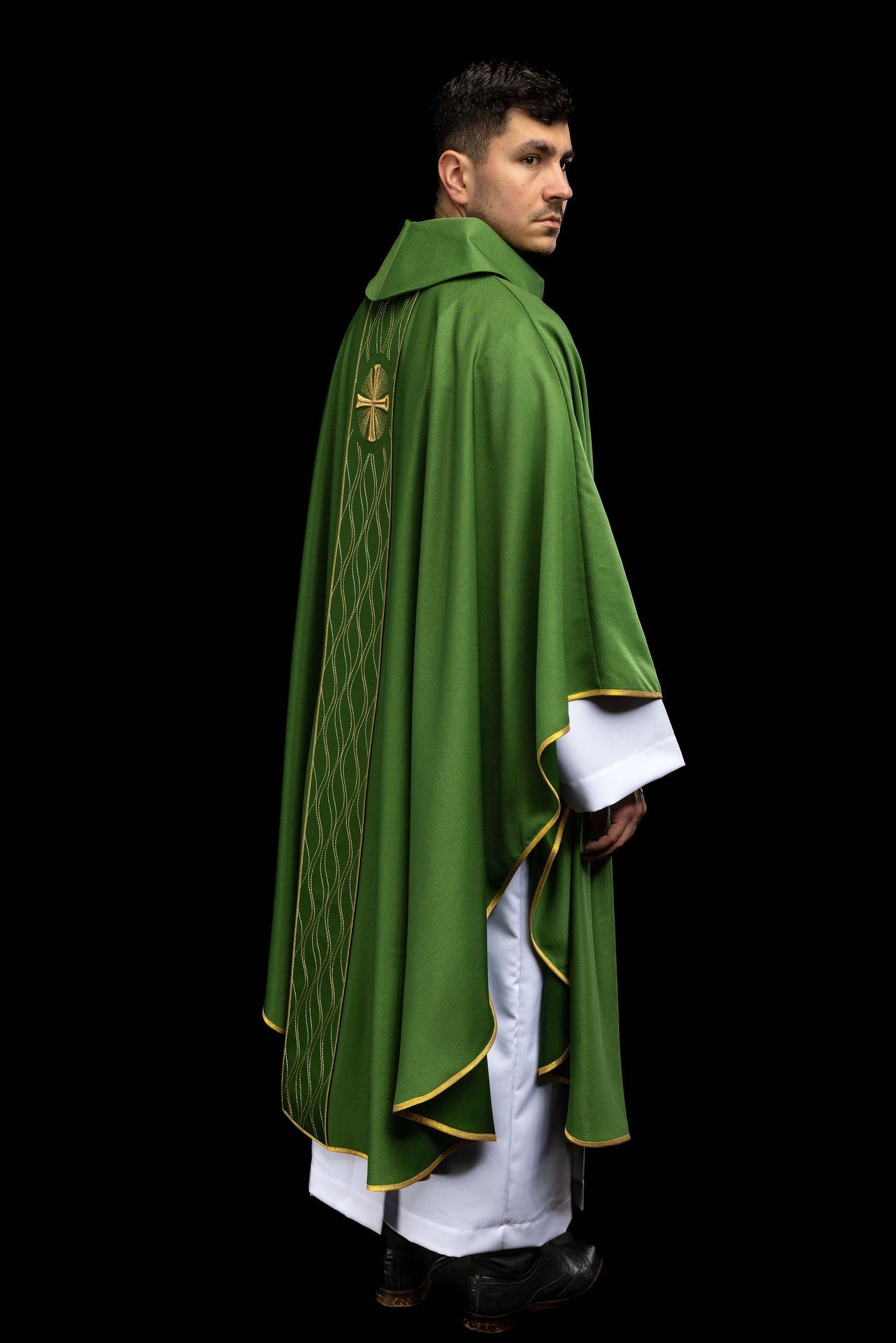 Casula verde com cruz bordada