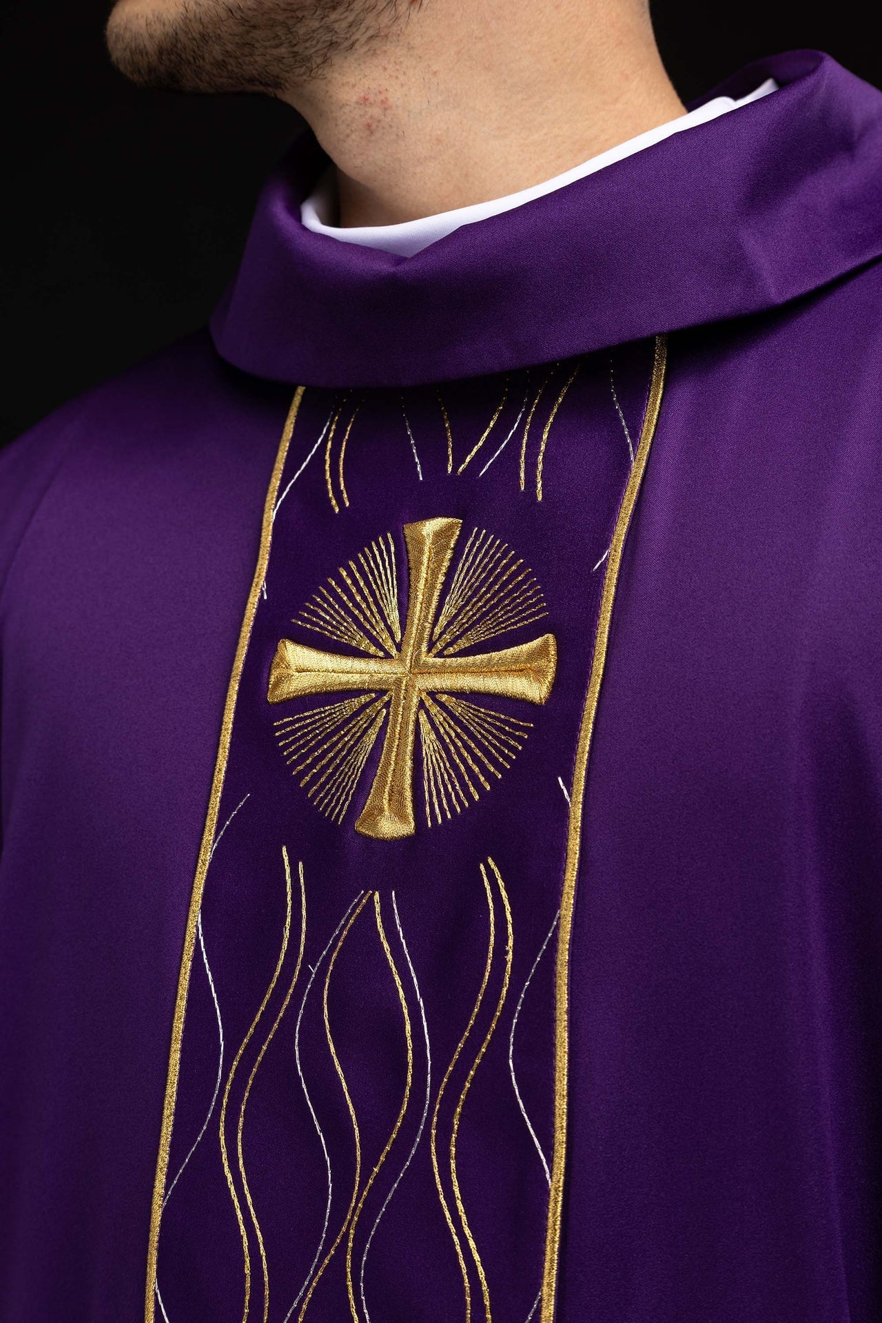 Casula bordada Cruz roxa - chasubles.com.br
