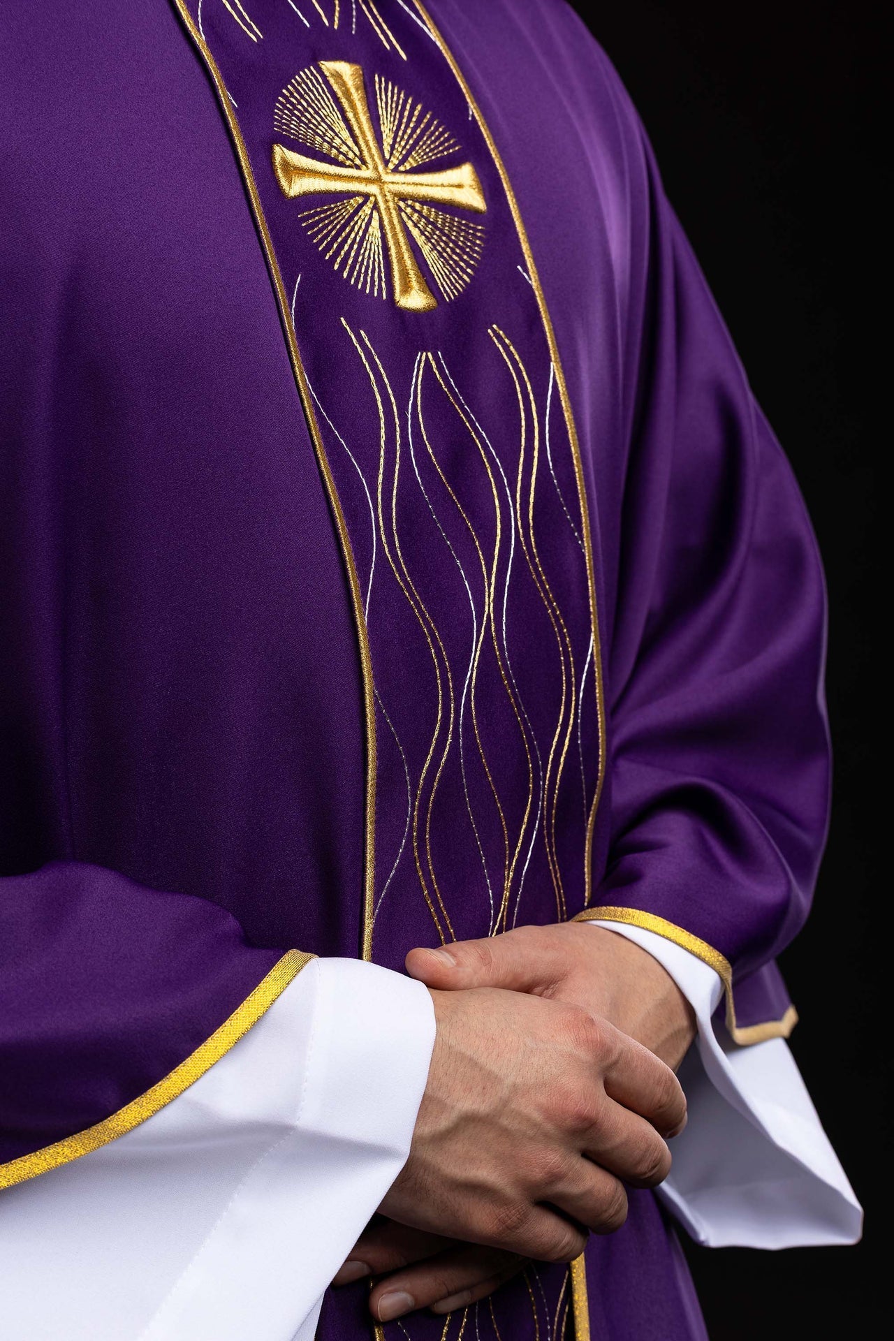 Casula bordada Cruz roxa - chasubles.com.br