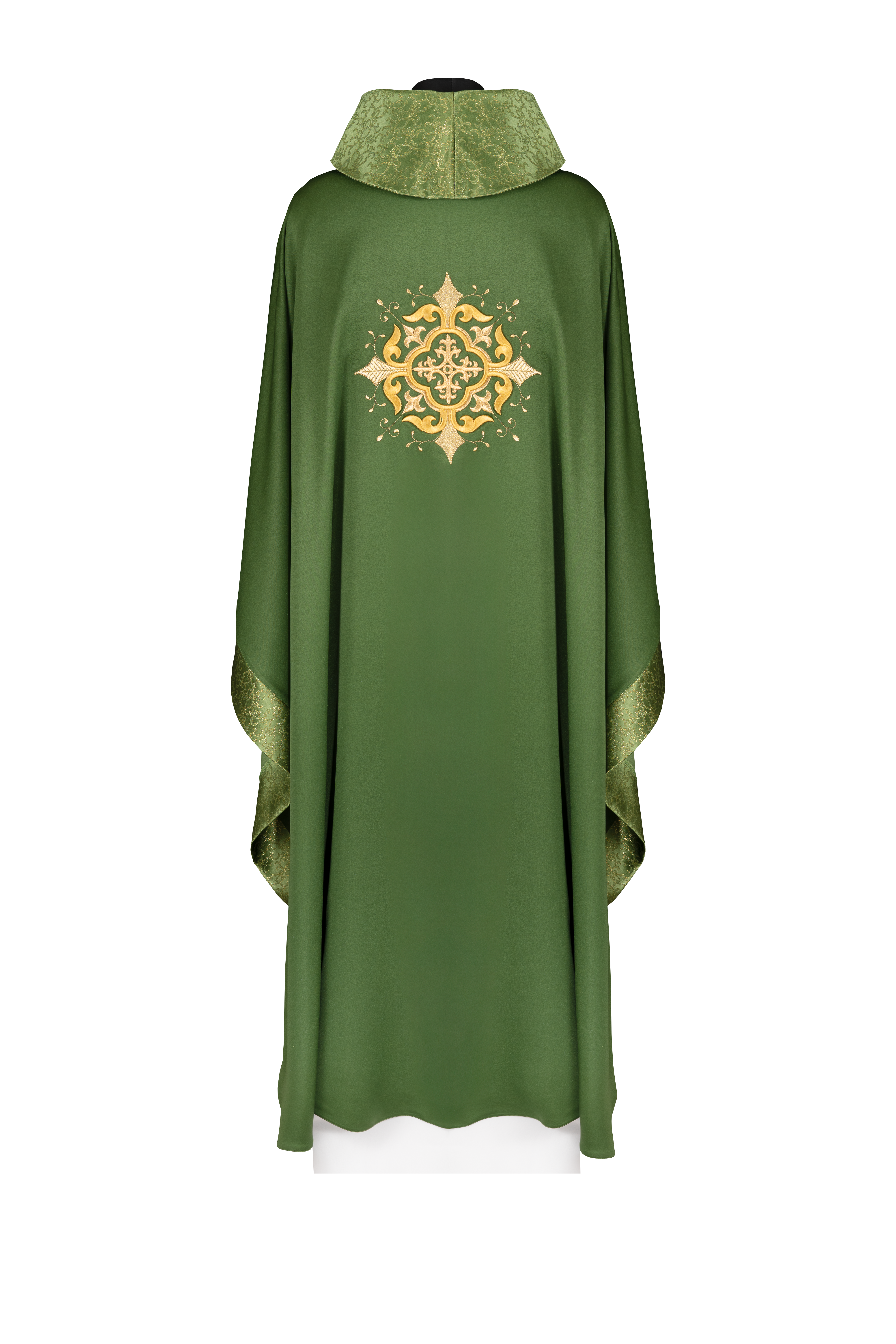 Casula litúrgica verde com bordado de cruz e acabamento dourado - chasubles.com.br