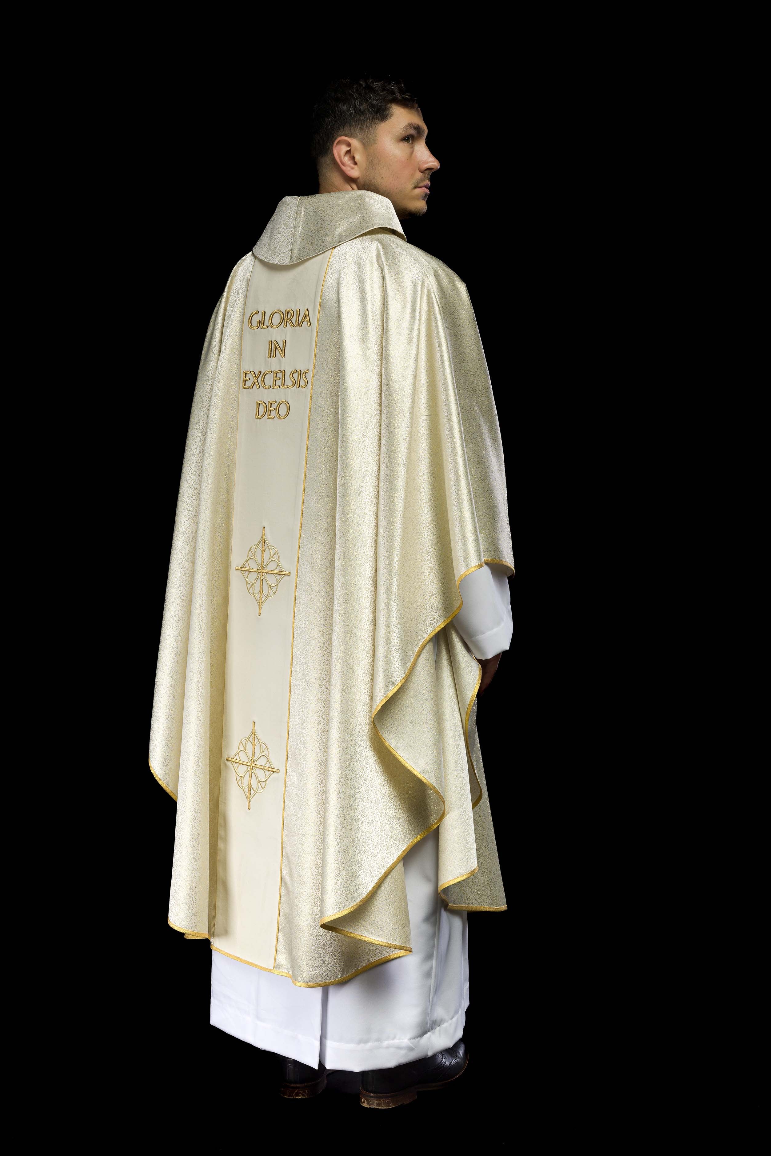 Casula bordada com imagem da Sagrada Família em tecido dourado