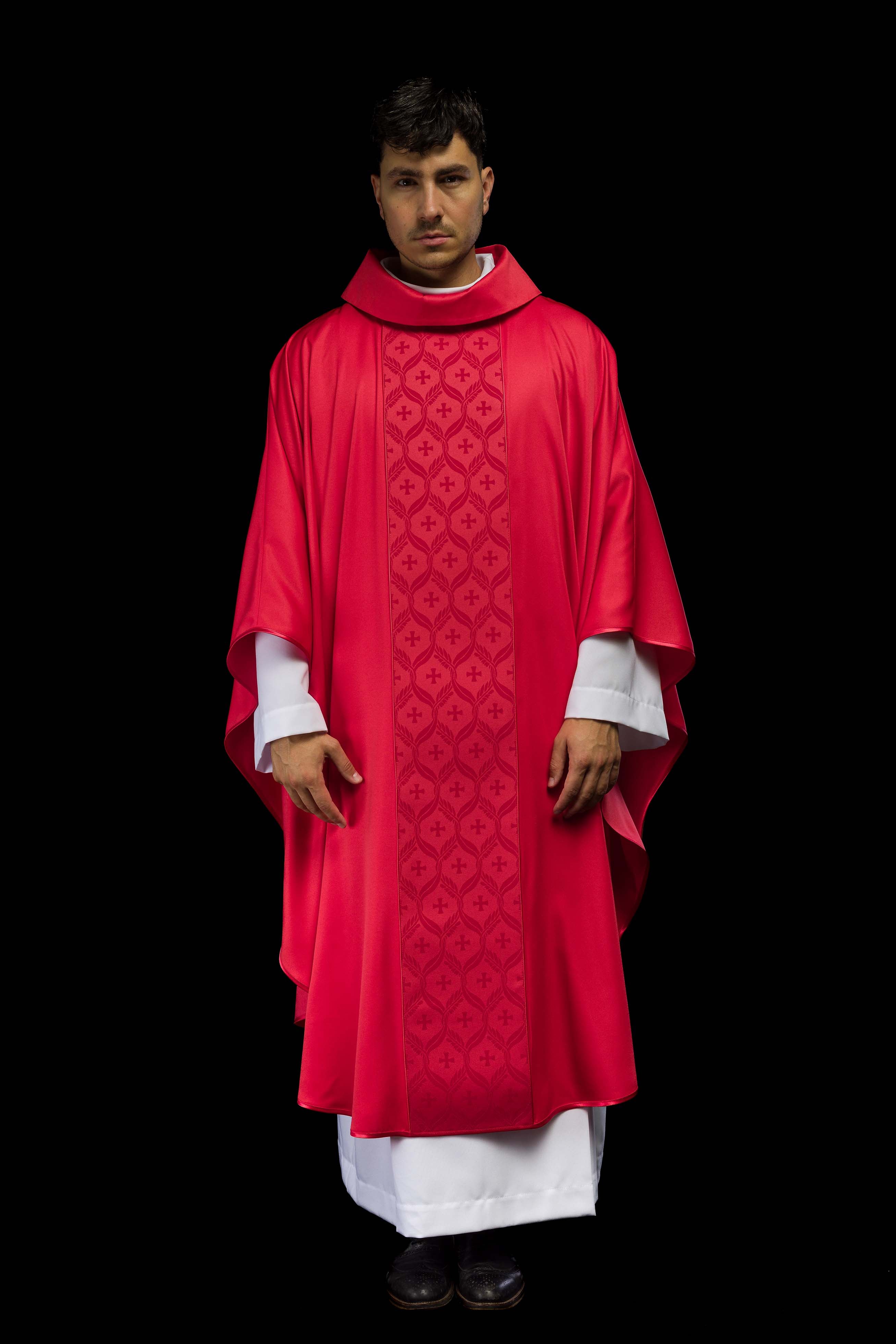 Casula vermelha com faixa jacquard de cruzes