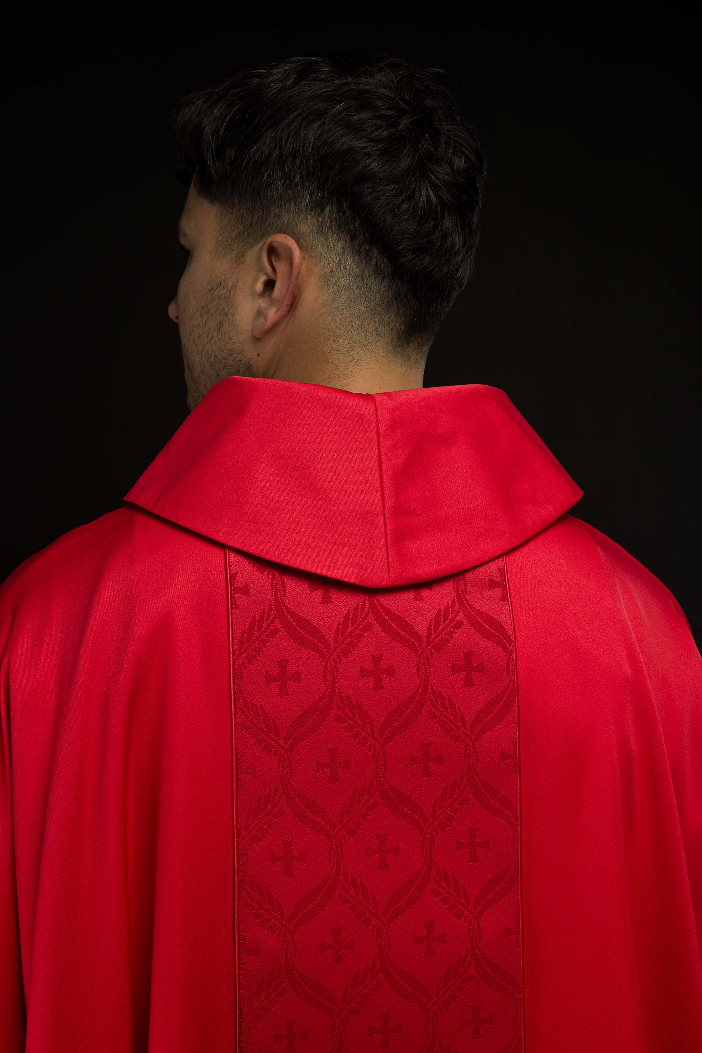 Casula vermelha com faixa jacquard de cruzes