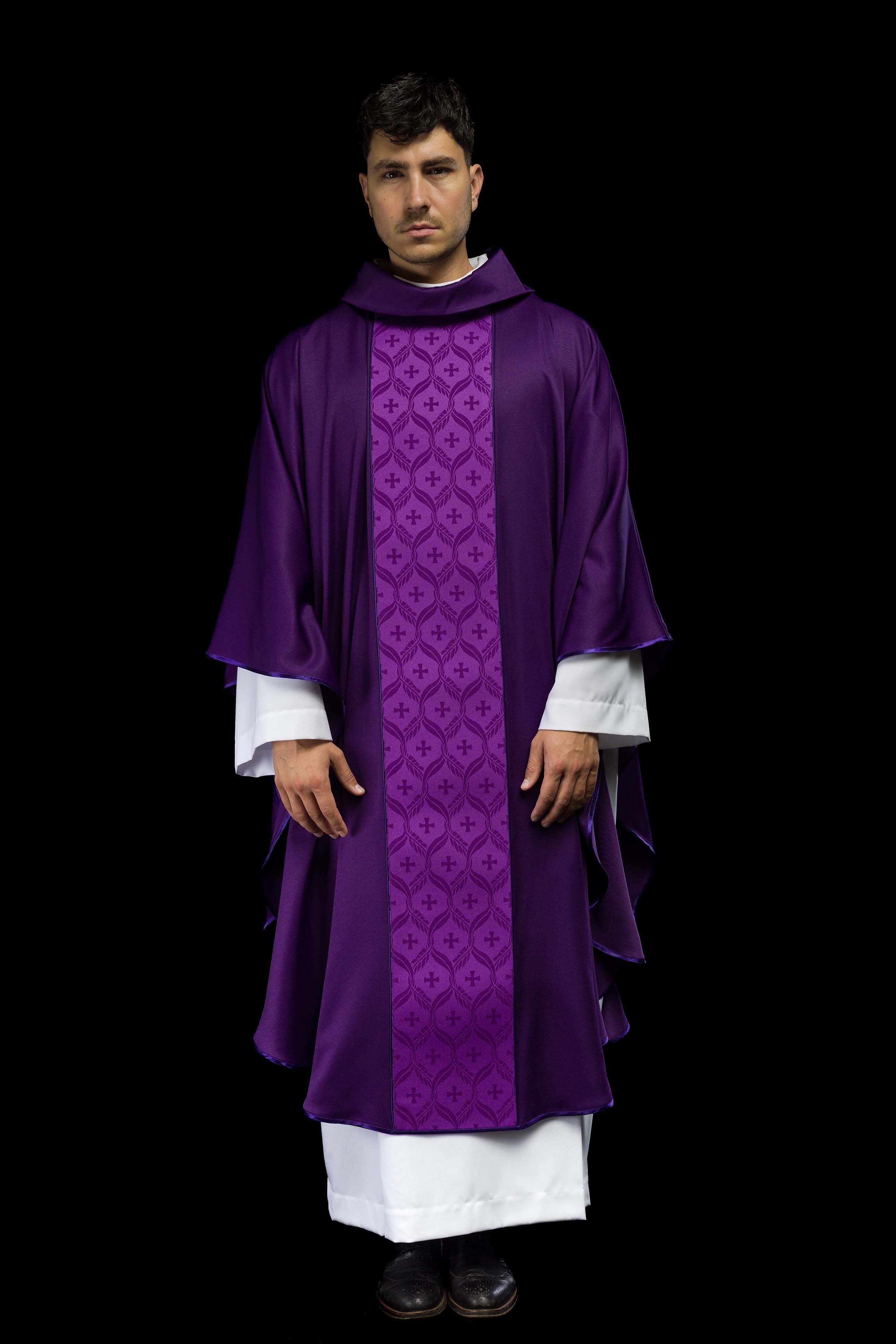 Casula roxa com faixa jacquard de cruzes - chasubles.com.br