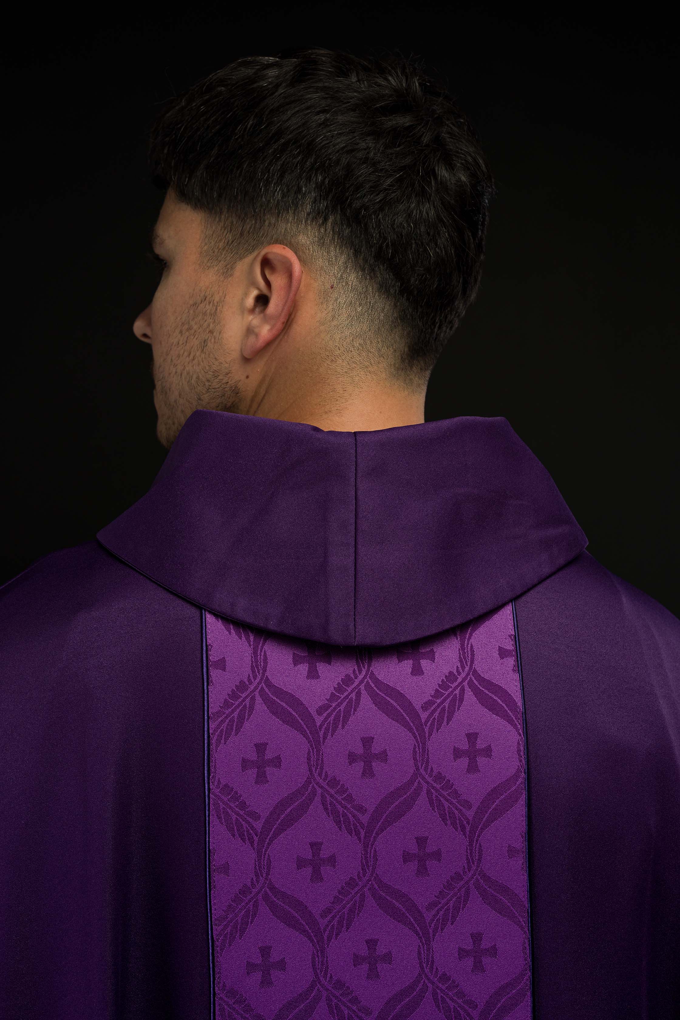 Casula roxa com faixa jacquard de cruzes - chasubles.com.br