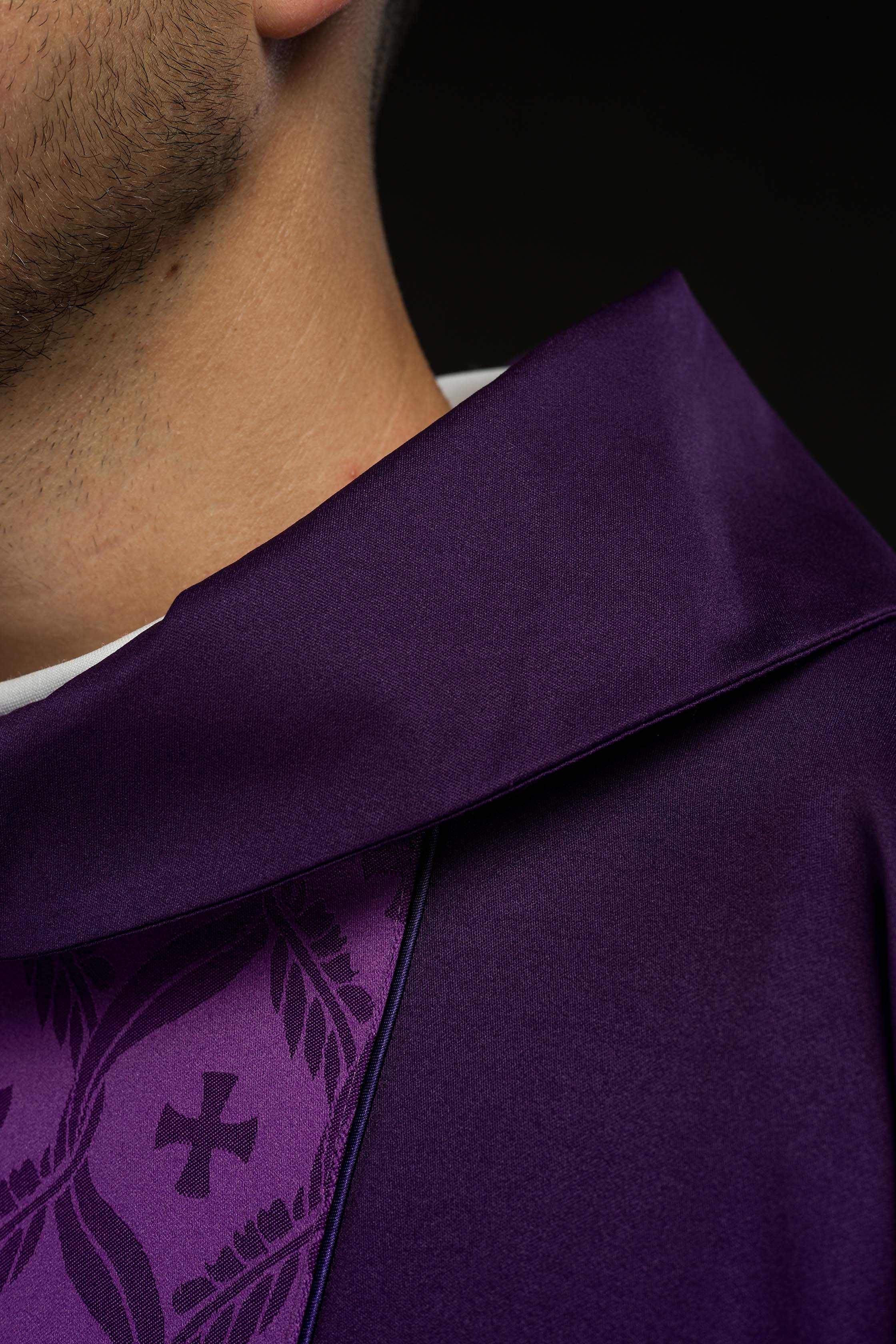 Casula roxa com faixa jacquard de cruzes - chasubles.com.br