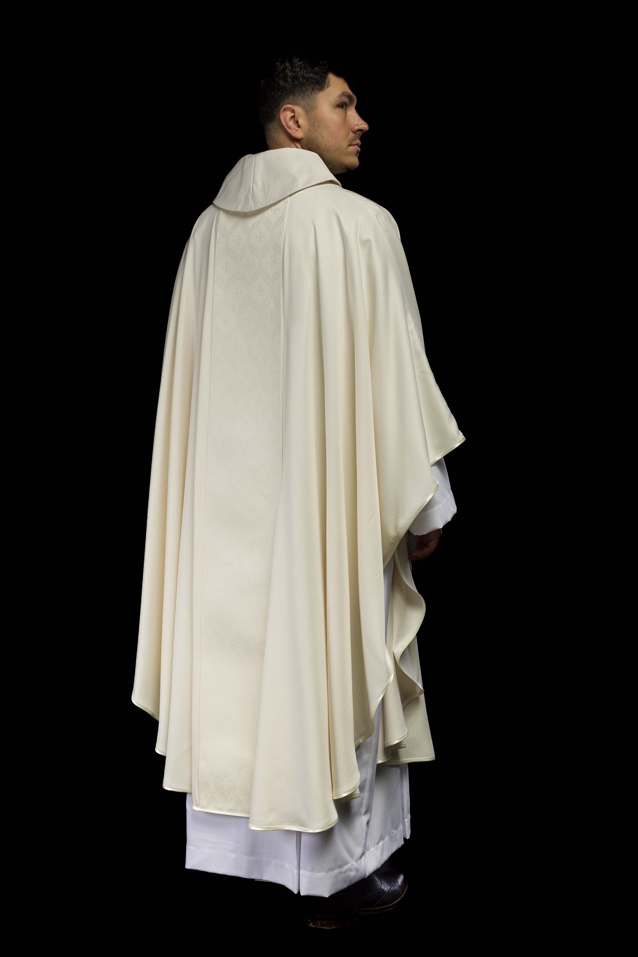 Casula creme com faixa jacquard de cruzes - chasubles.com.br