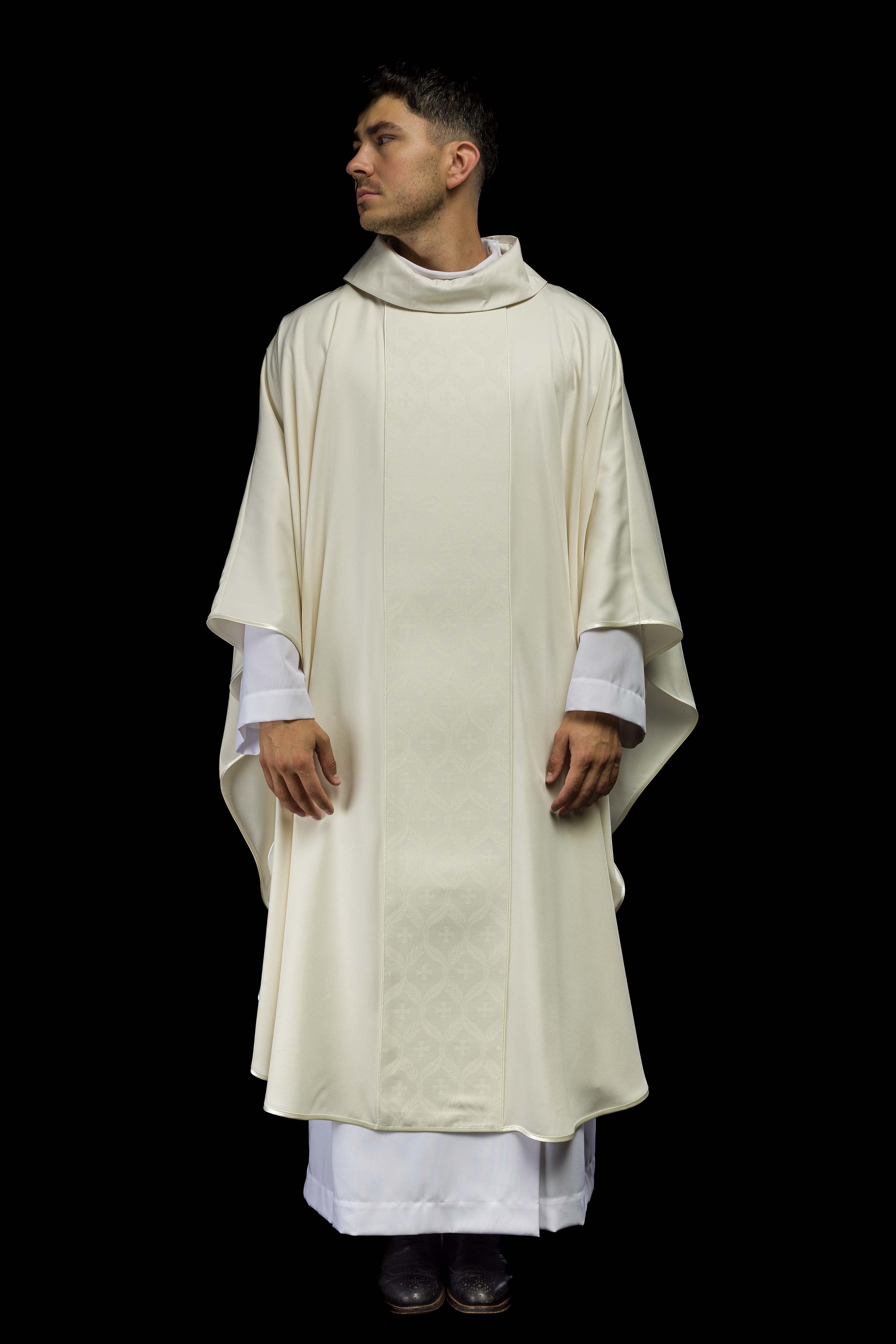Casula creme com faixa jacquard de cruzes - chasubles.com.br