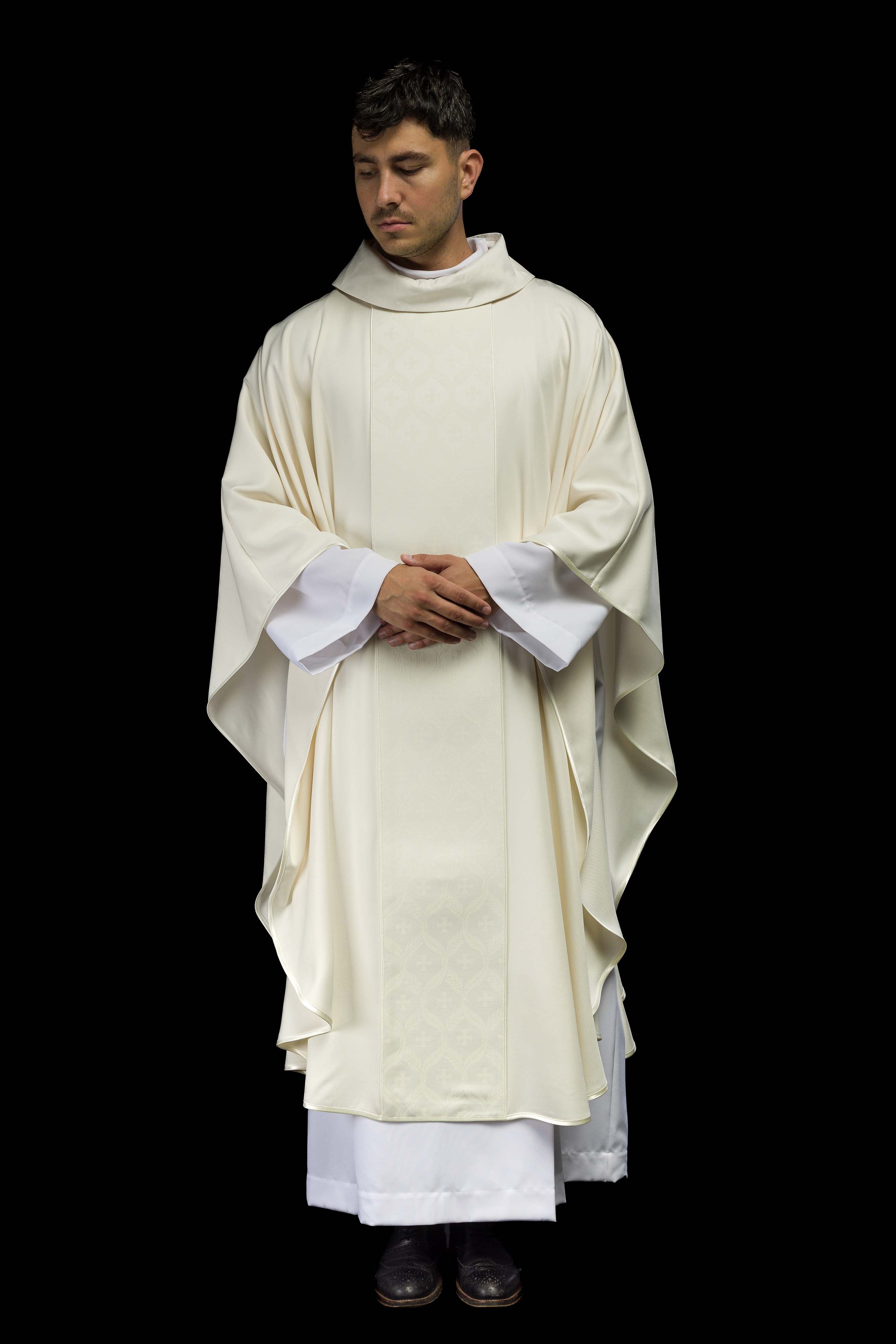 Casula creme com faixa jacquard de cruzes - chasubles.com.br