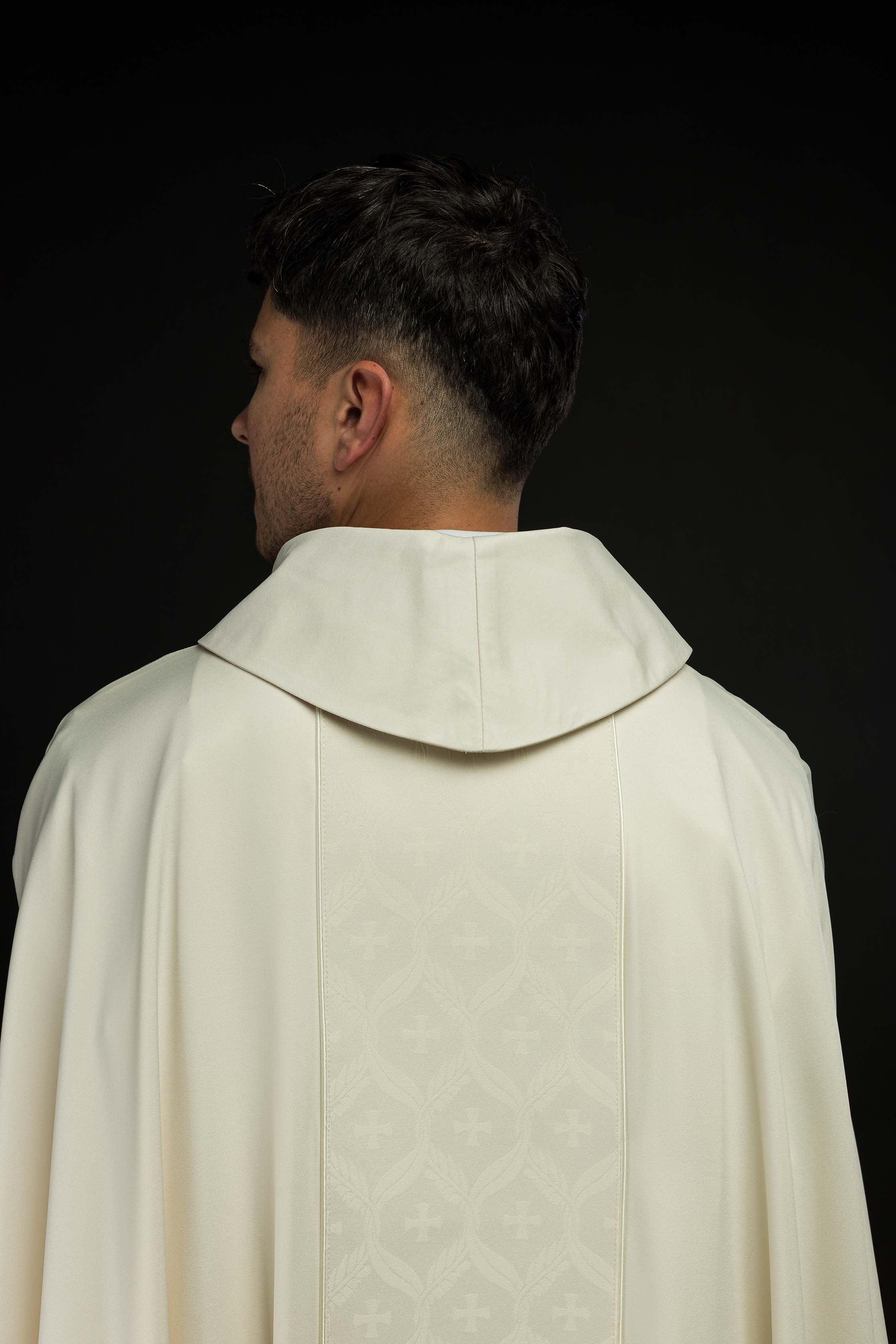 Casula creme com faixa jacquard de cruzes - chasubles.com.br