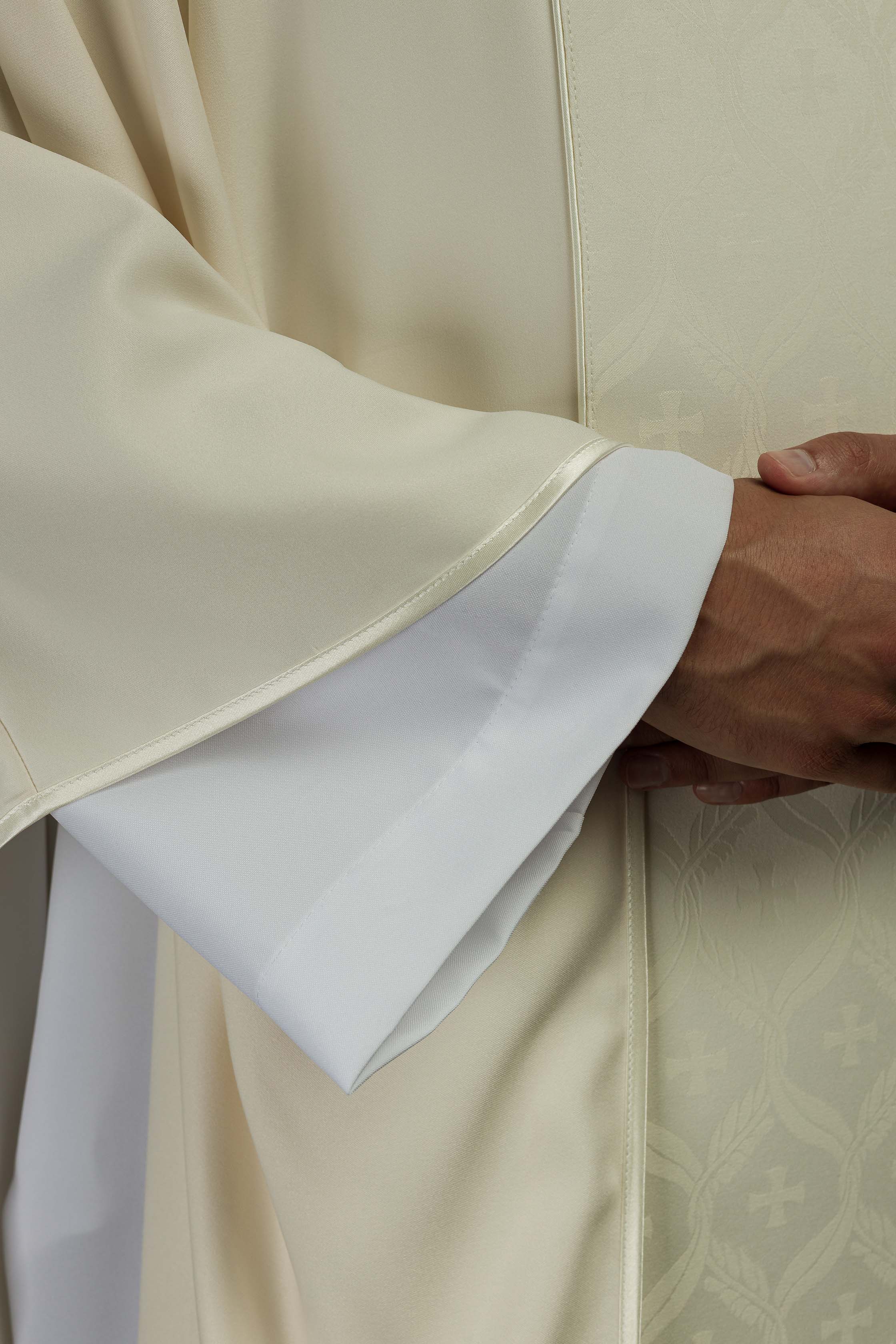 Casula creme com faixa jacquard de cruzes - chasubles.com.br
