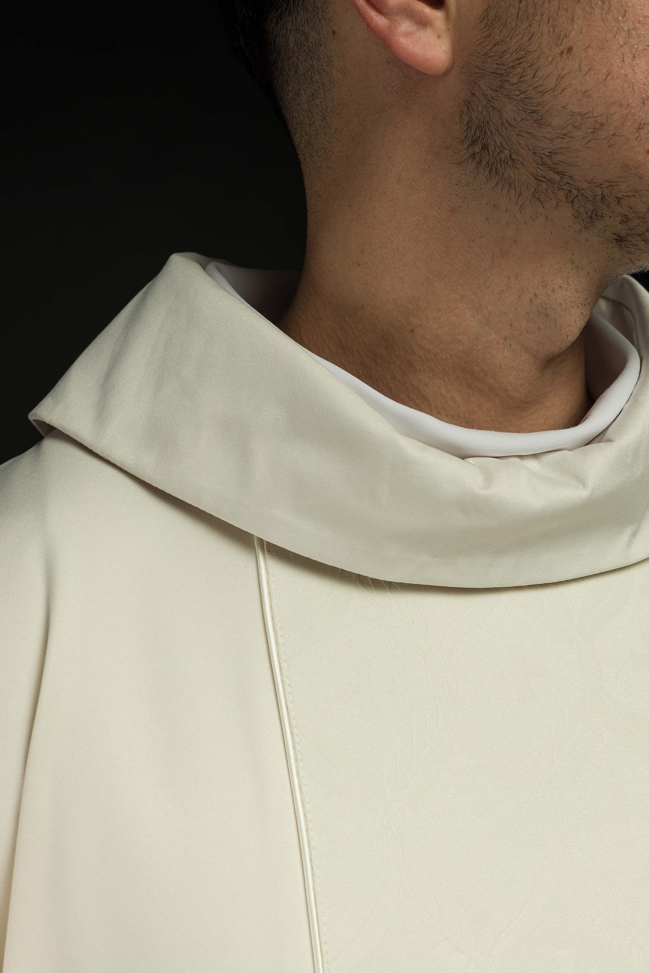 Casula creme com faixa jacquard de cruzes - chasubles.com.br