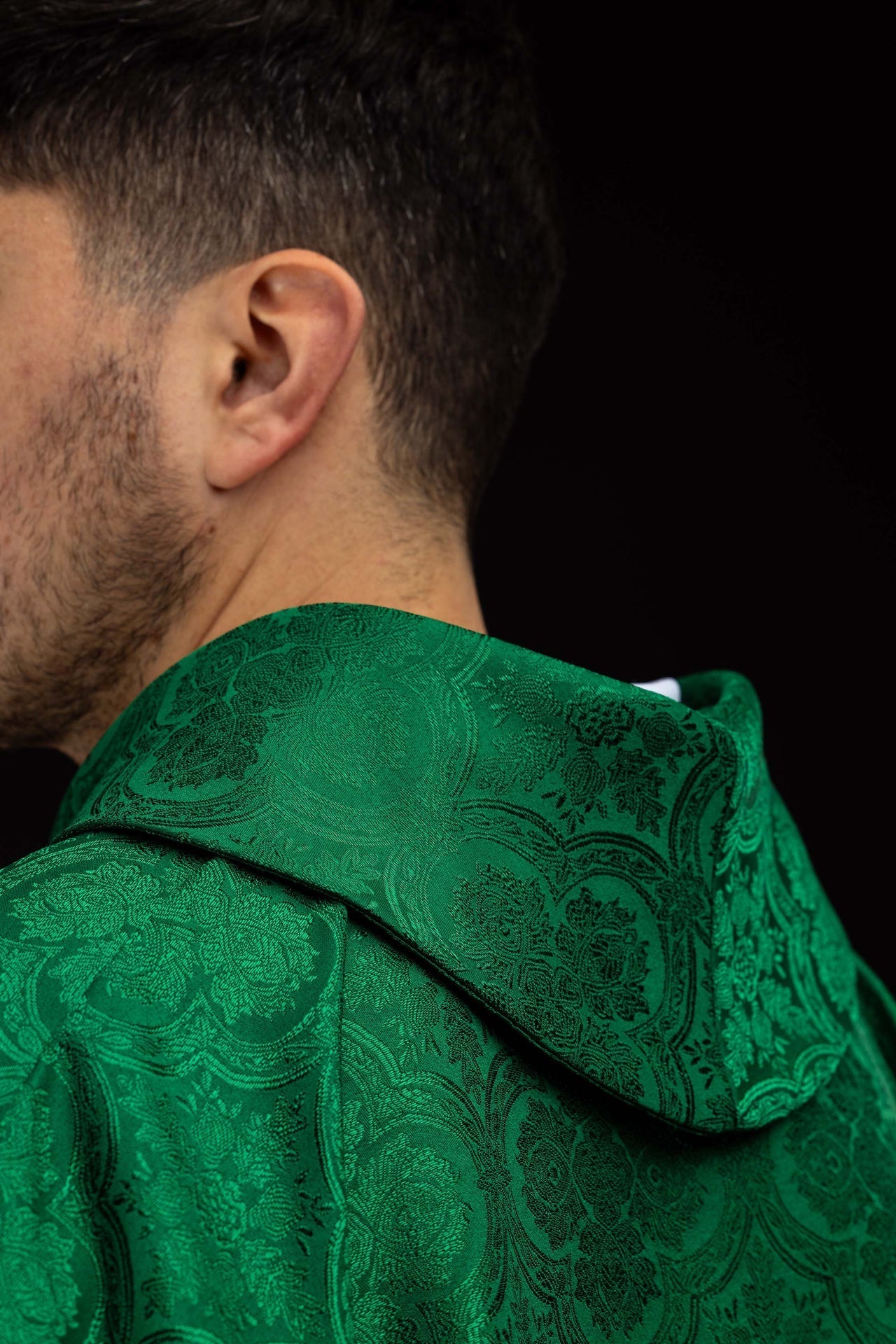 Casula verde com cruz bordada em tecido jacquard