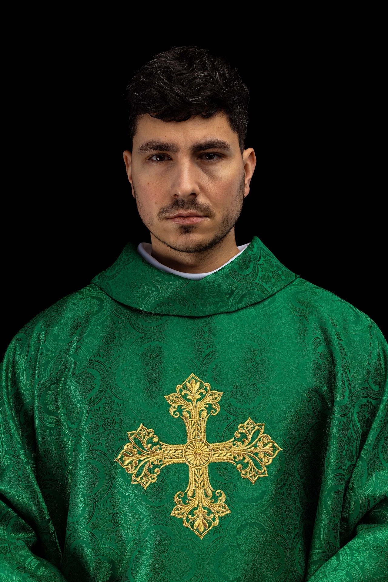 Casula verde com cruz bordada em tecido jacquard