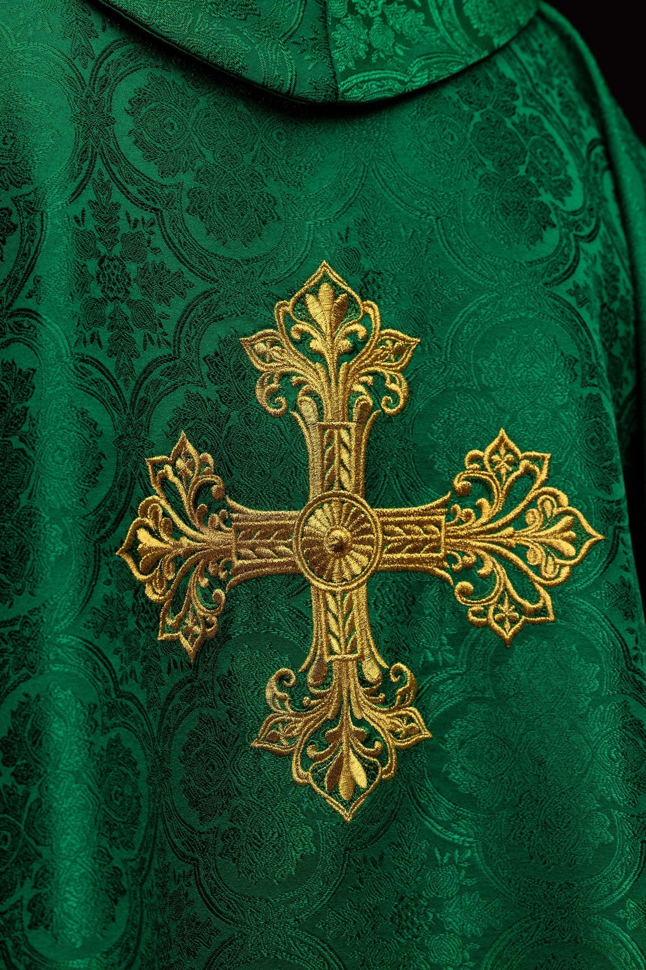 Casula verde com cruz bordada em tecido jacquard