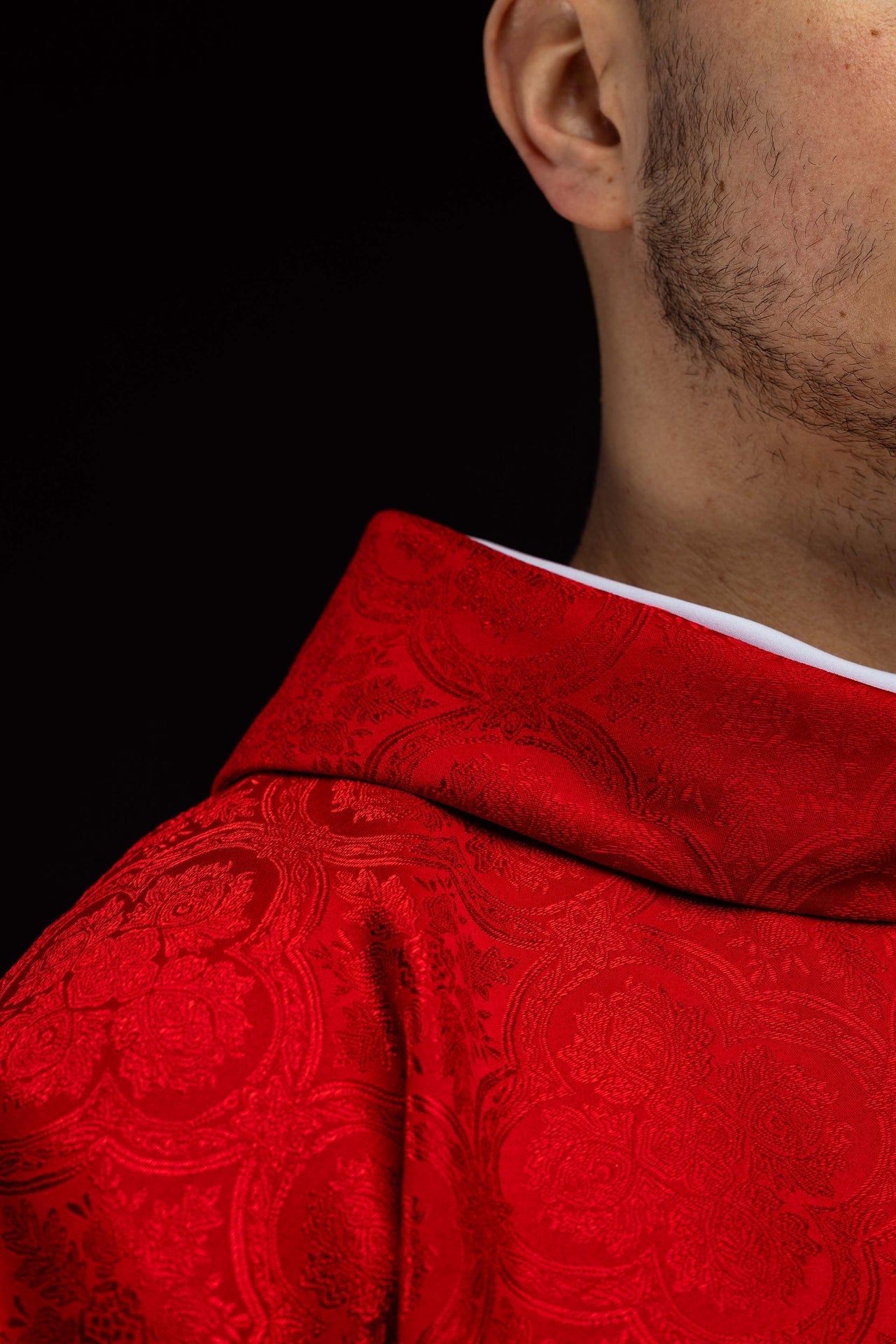 Casula vermelha com cruz em tecido jacquard