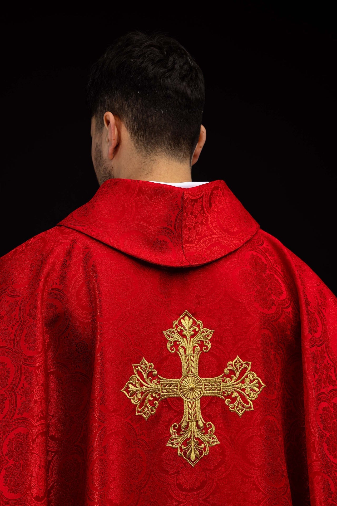 Casula vermelha com cruz em tecido jacquard