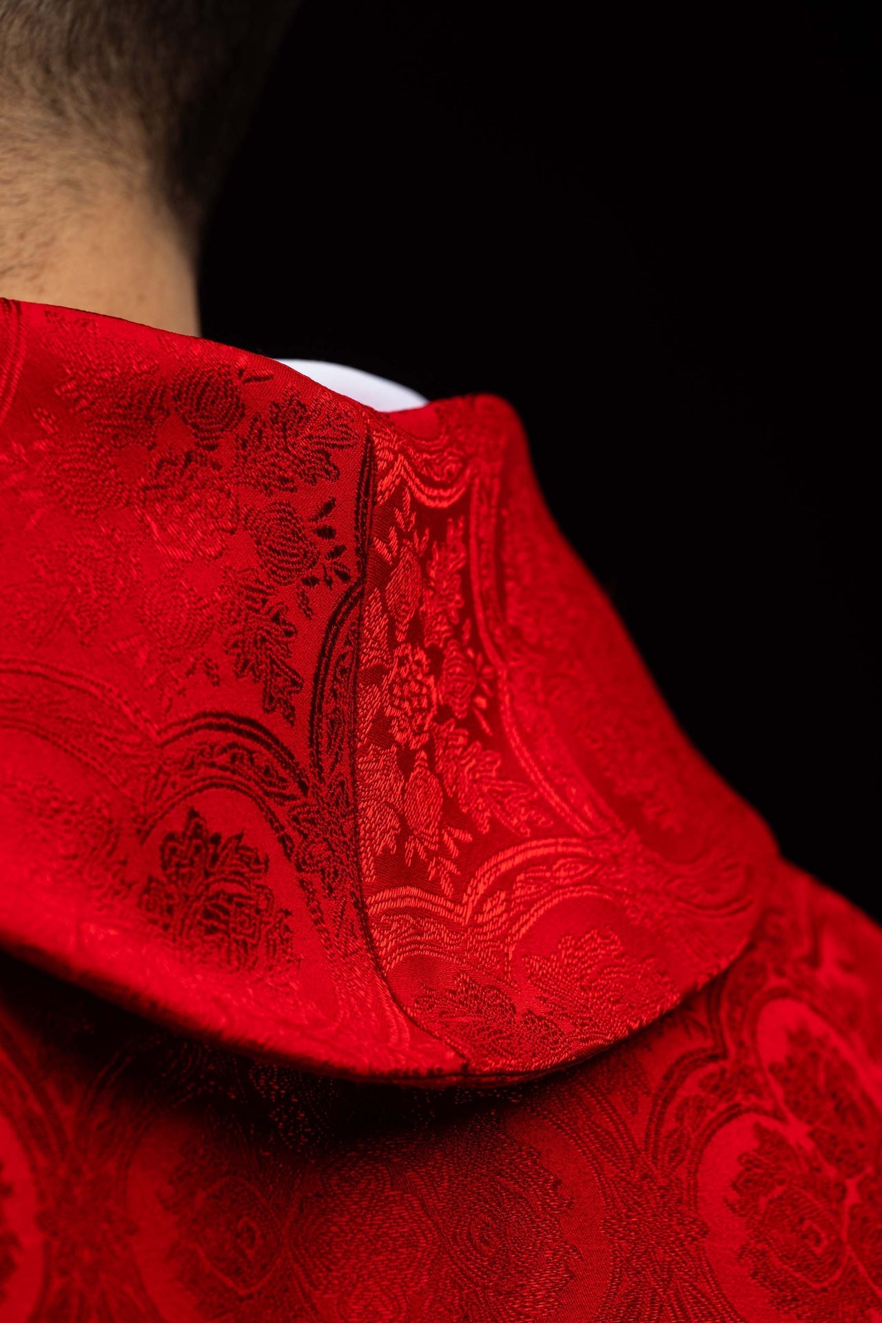 Casula vermelha com cruz em tecido jacquard