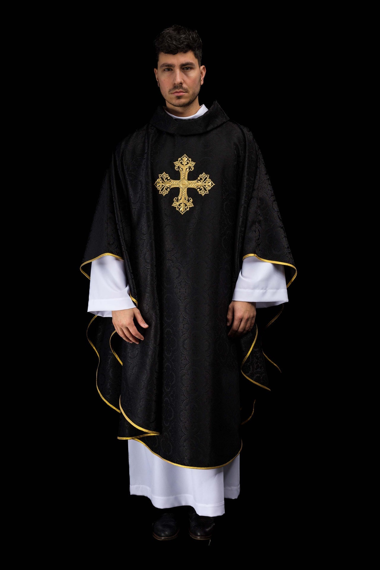 Casula preta jacquard com cruz bordada dourada