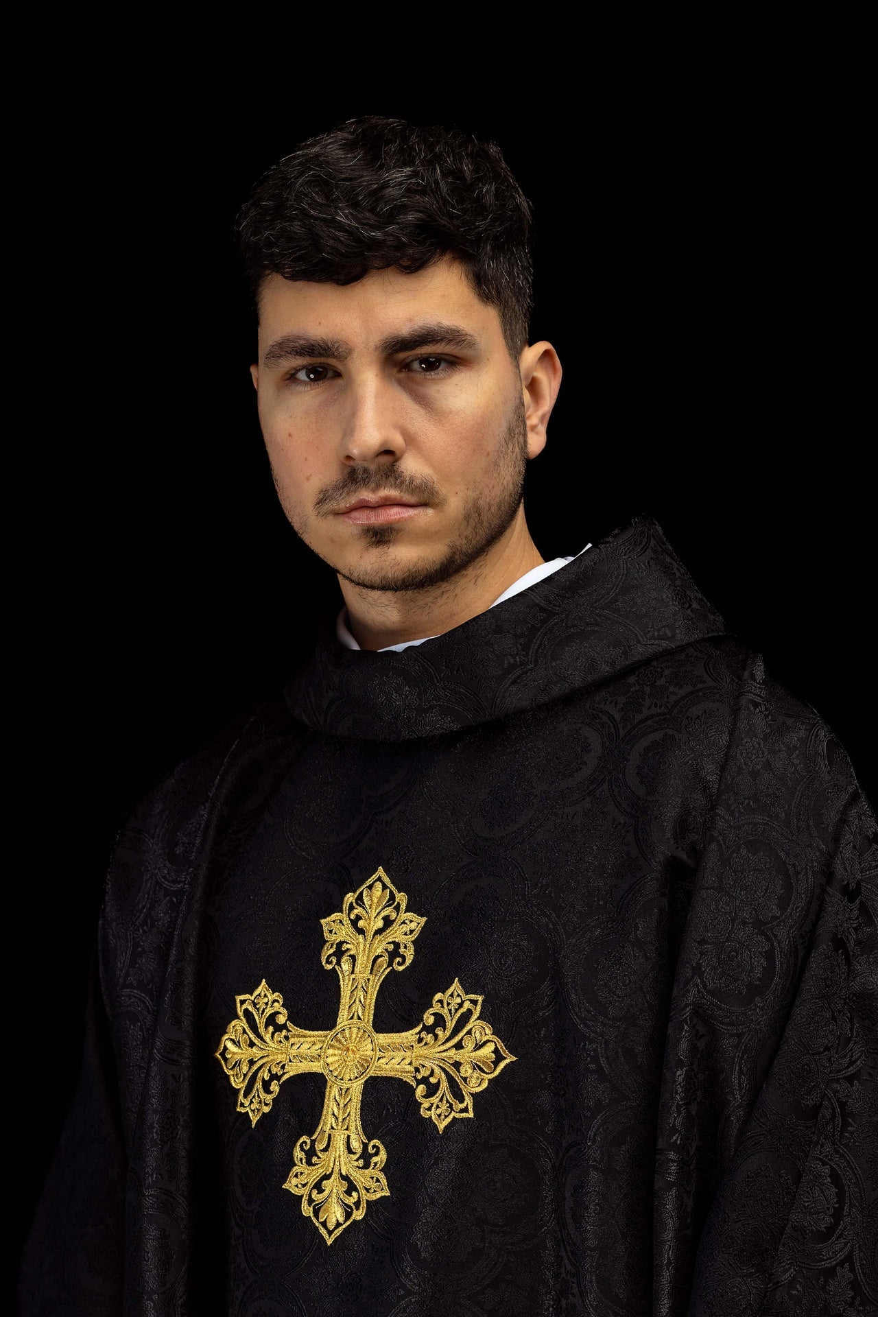 Casula preta jacquard com cruz bordada dourada