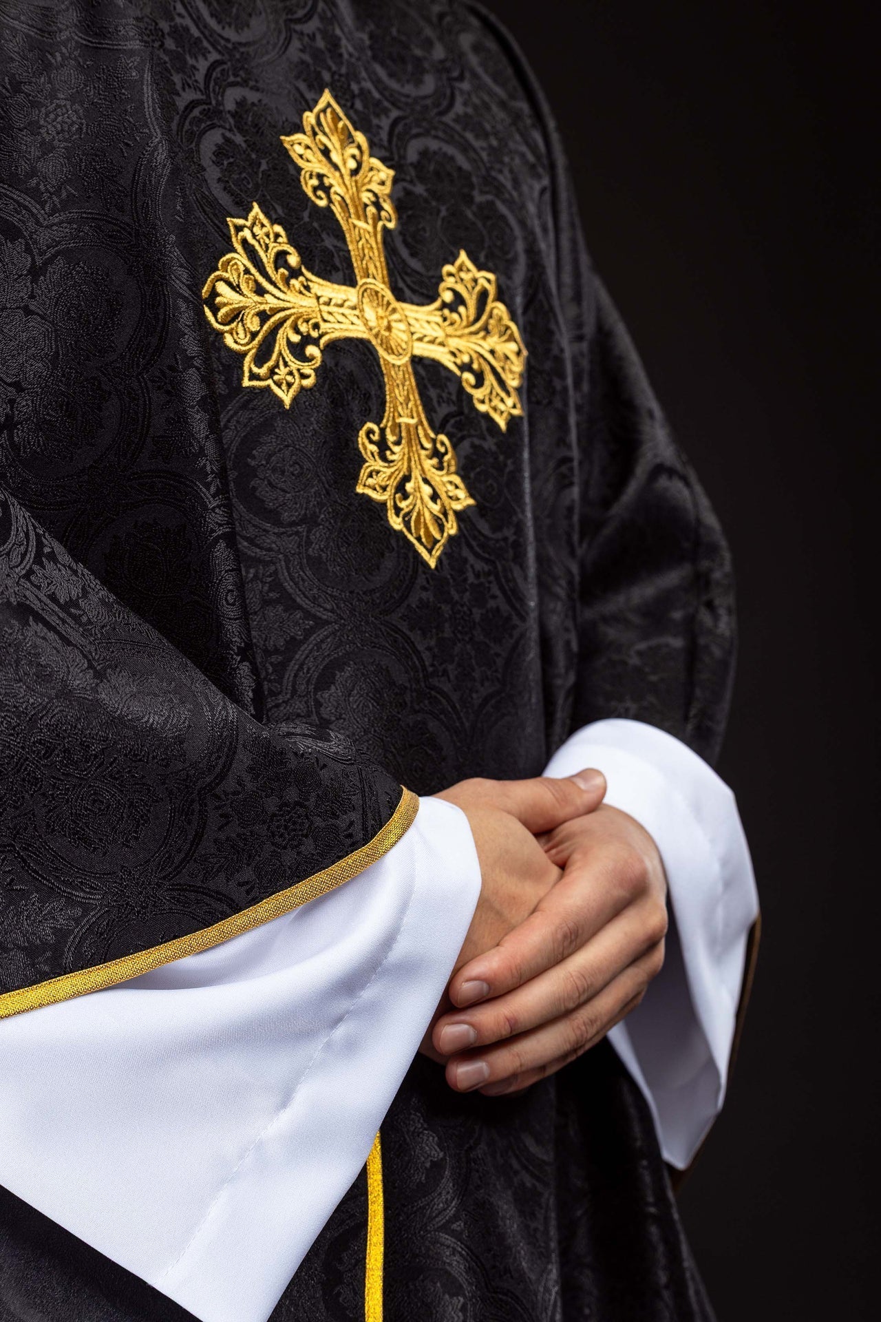 Casula preta jacquard com cruz bordada dourada