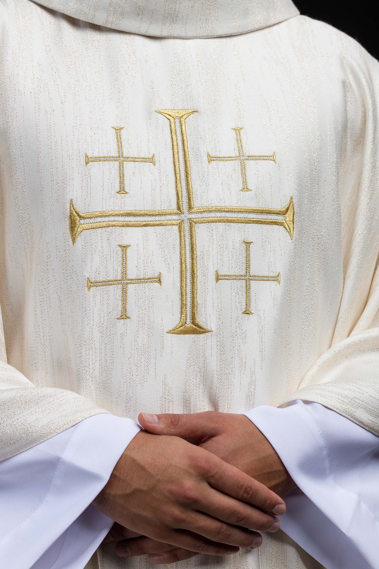 Casula bordada com Cruz de Jerusalém creme