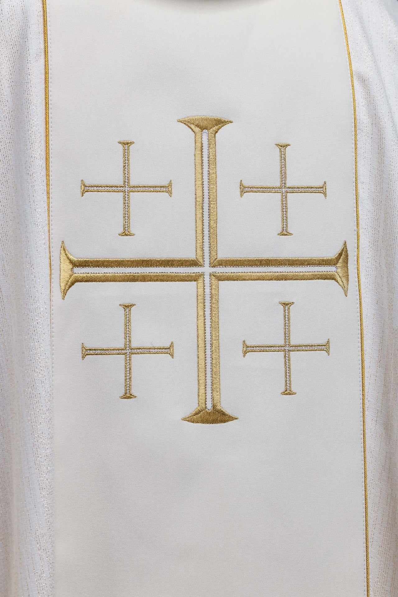 Casula bordada com faixa e Cruz de Jerusalém creme