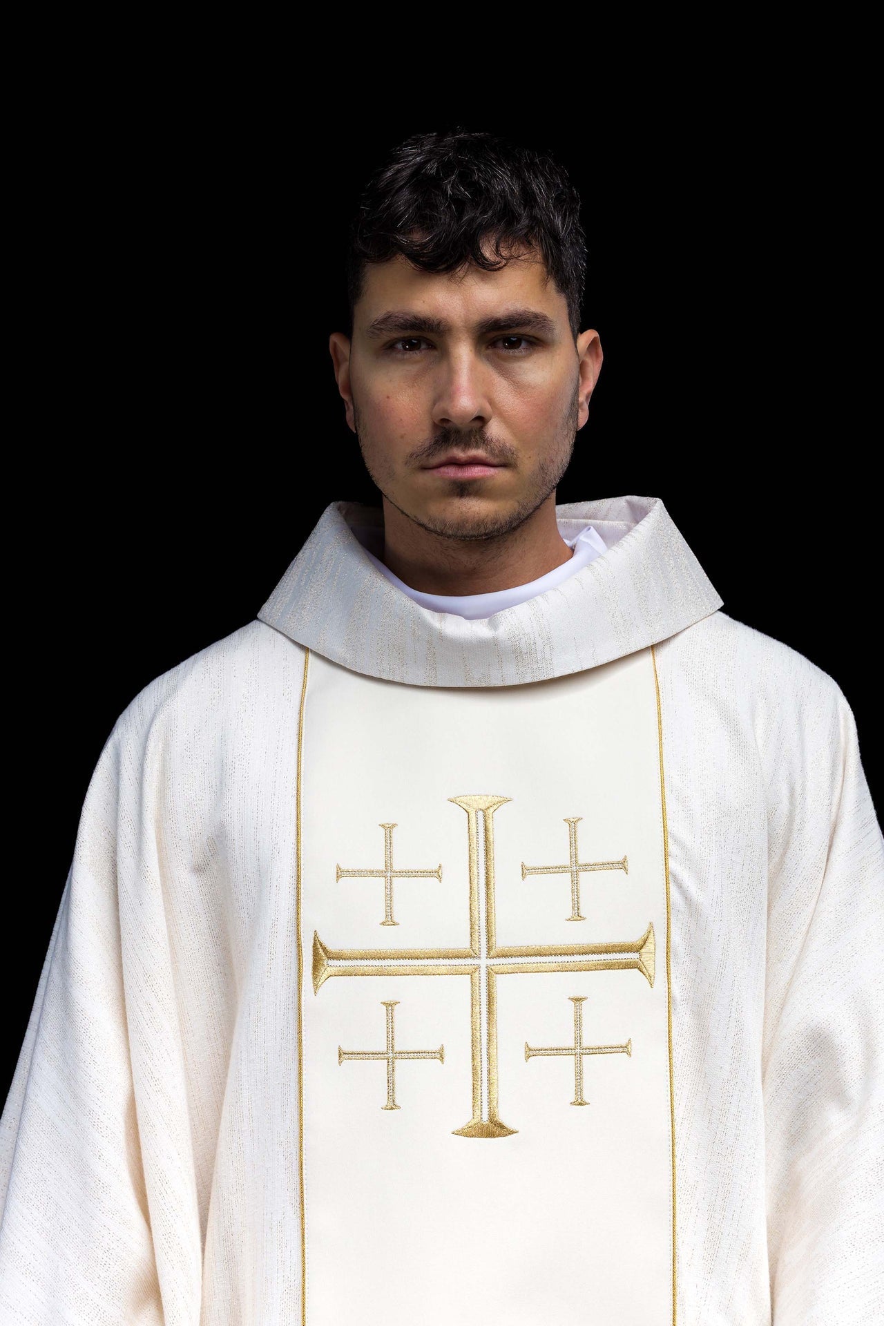 Casula bordada com faixa e Cruz de Jerusalém creme