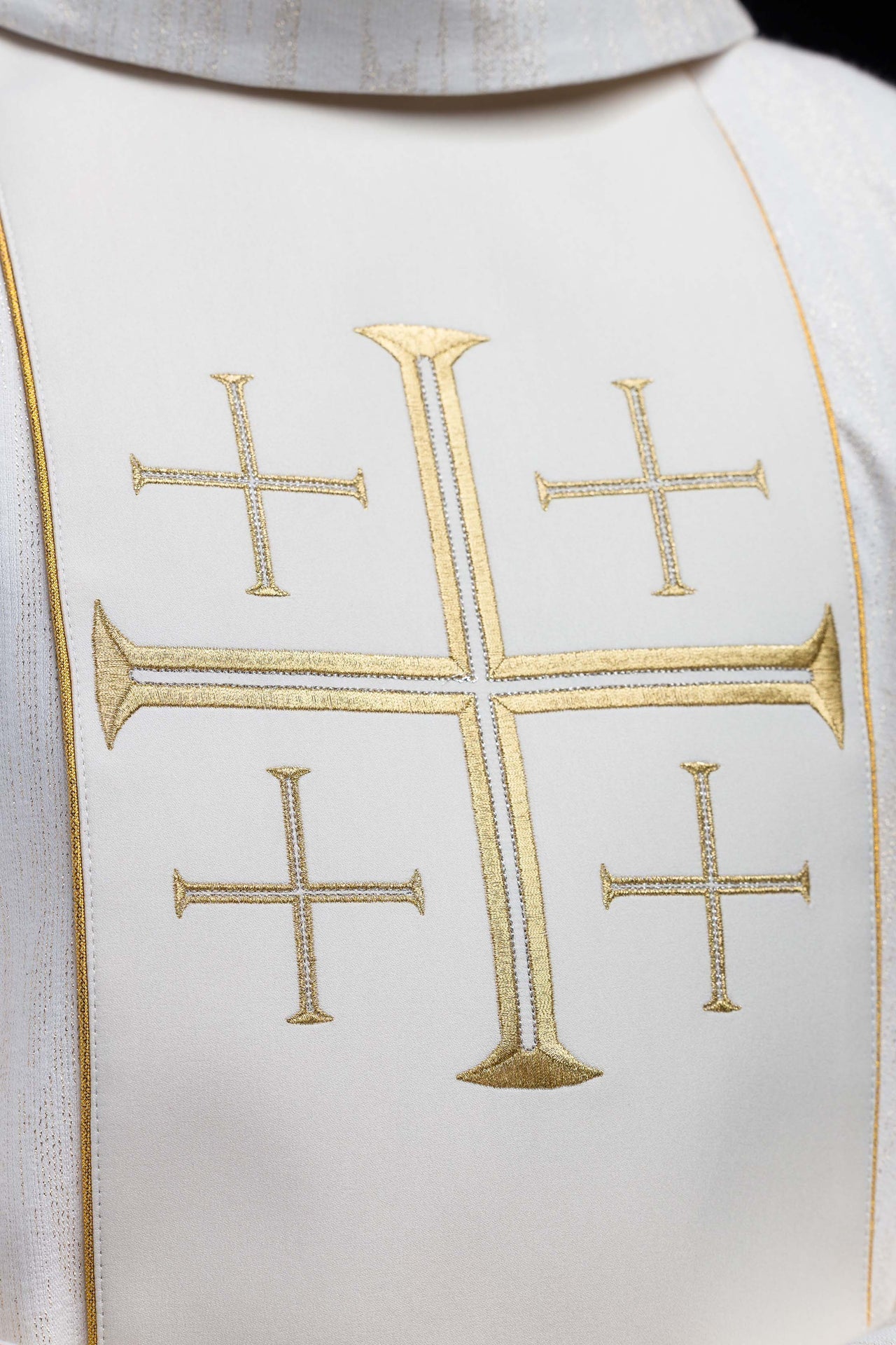 Casula bordada com faixa e Cruz de Jerusalém creme