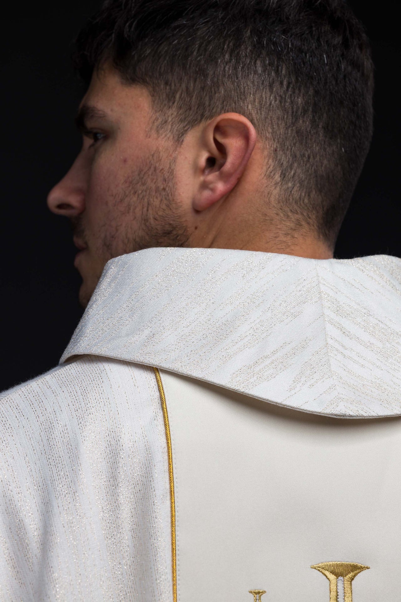Casula bordada com faixa e Cruz de Jerusalém creme