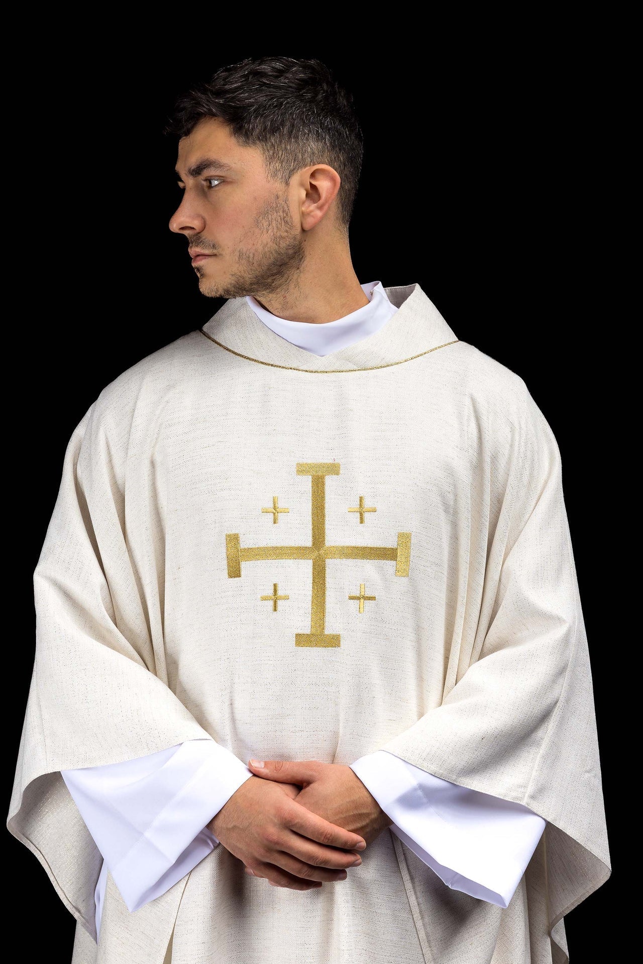 Casula bordada com Cruz de Jerusalém creme