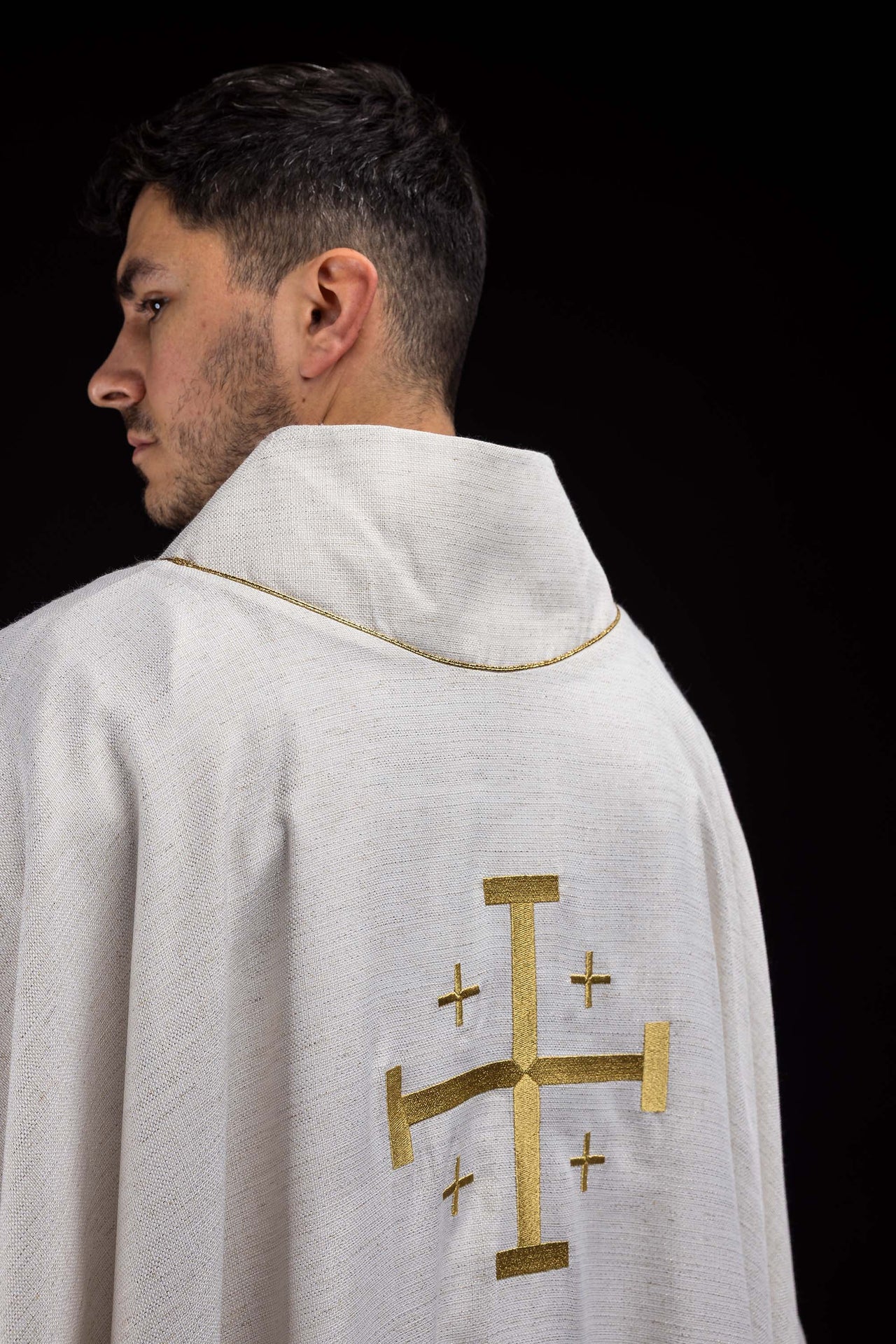 Casula bordada com Cruz de Jerusalém creme