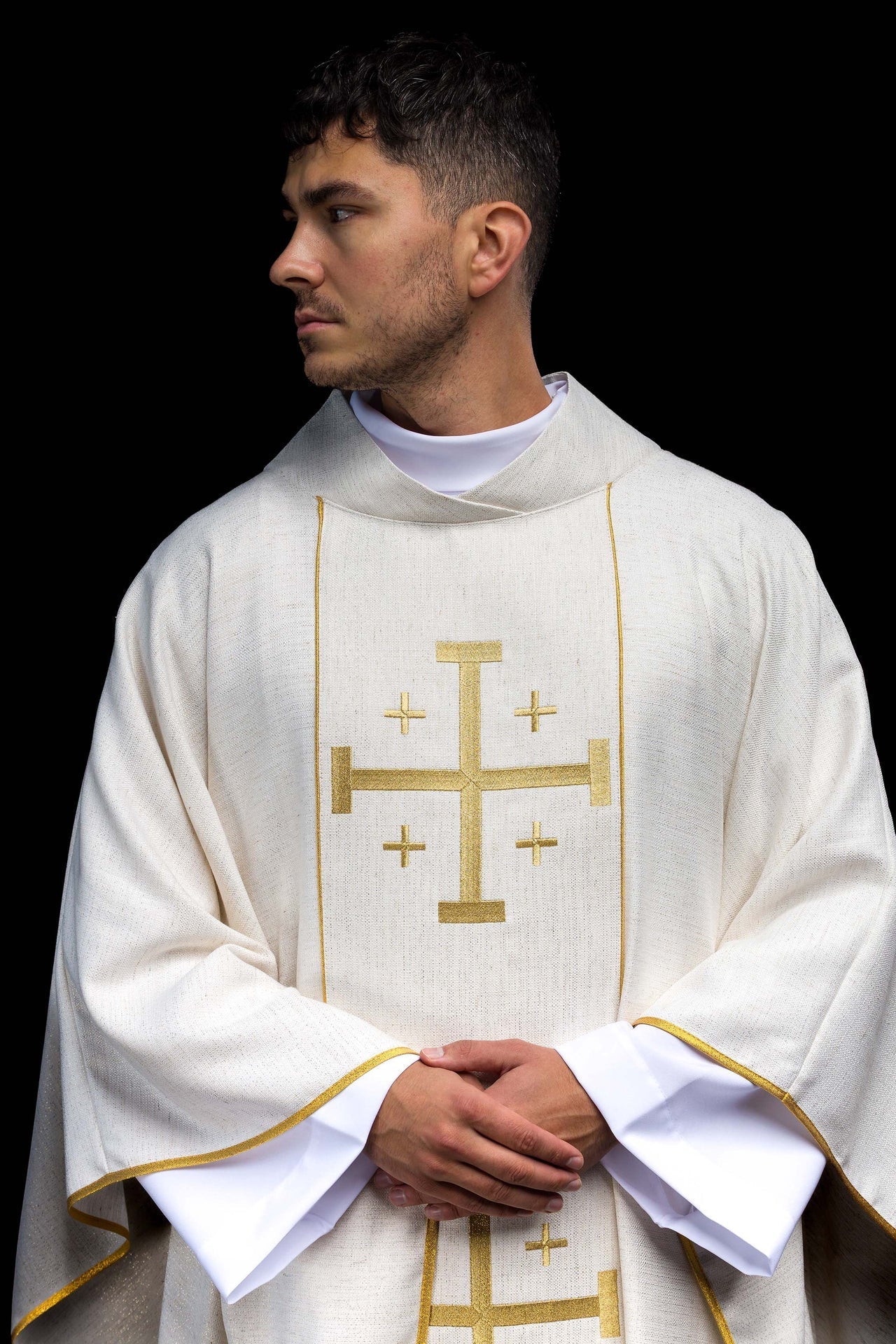 Casula creme com estampa da Cruz de Jerusalém