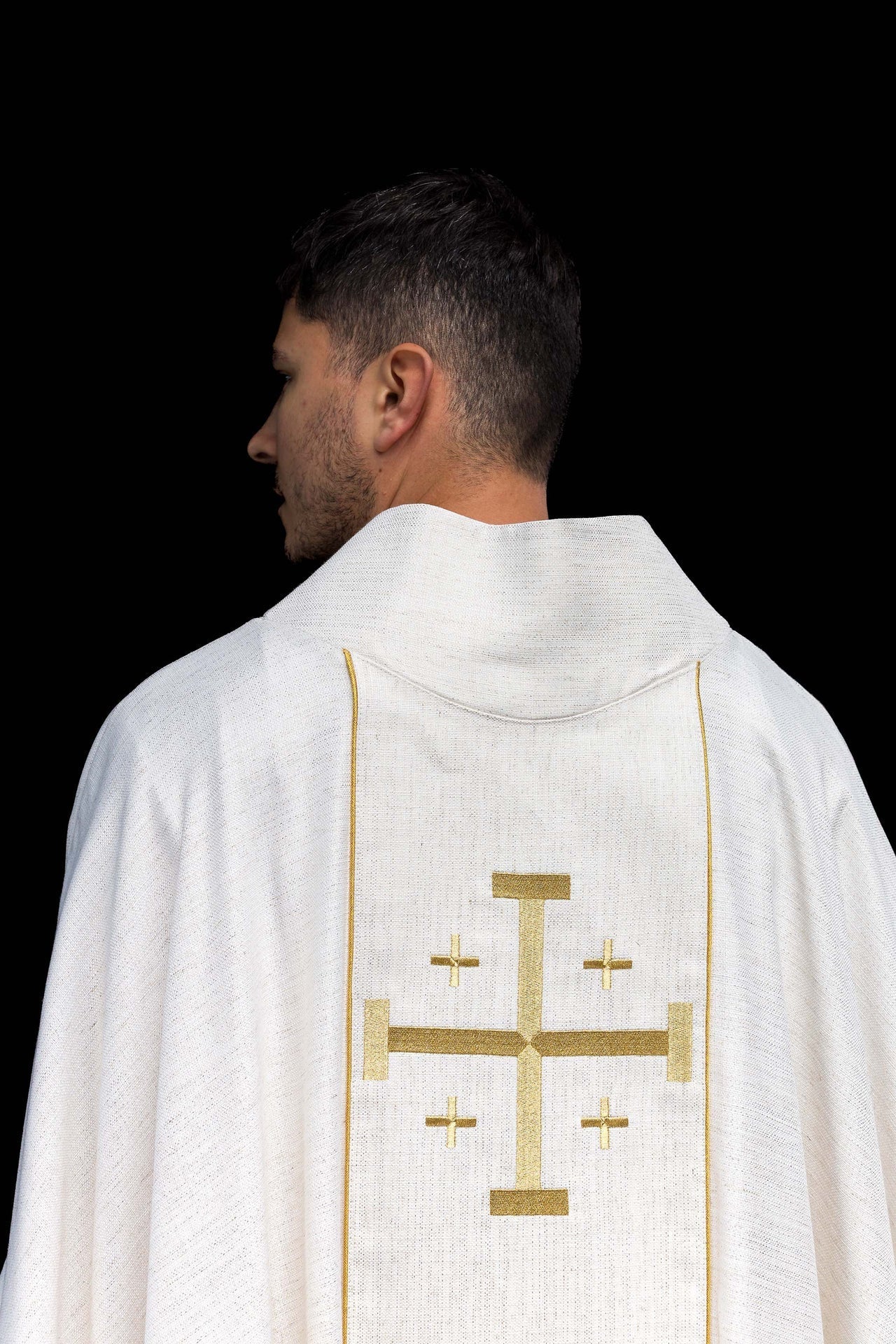 Casula creme com estampa da Cruz de Jerusalém