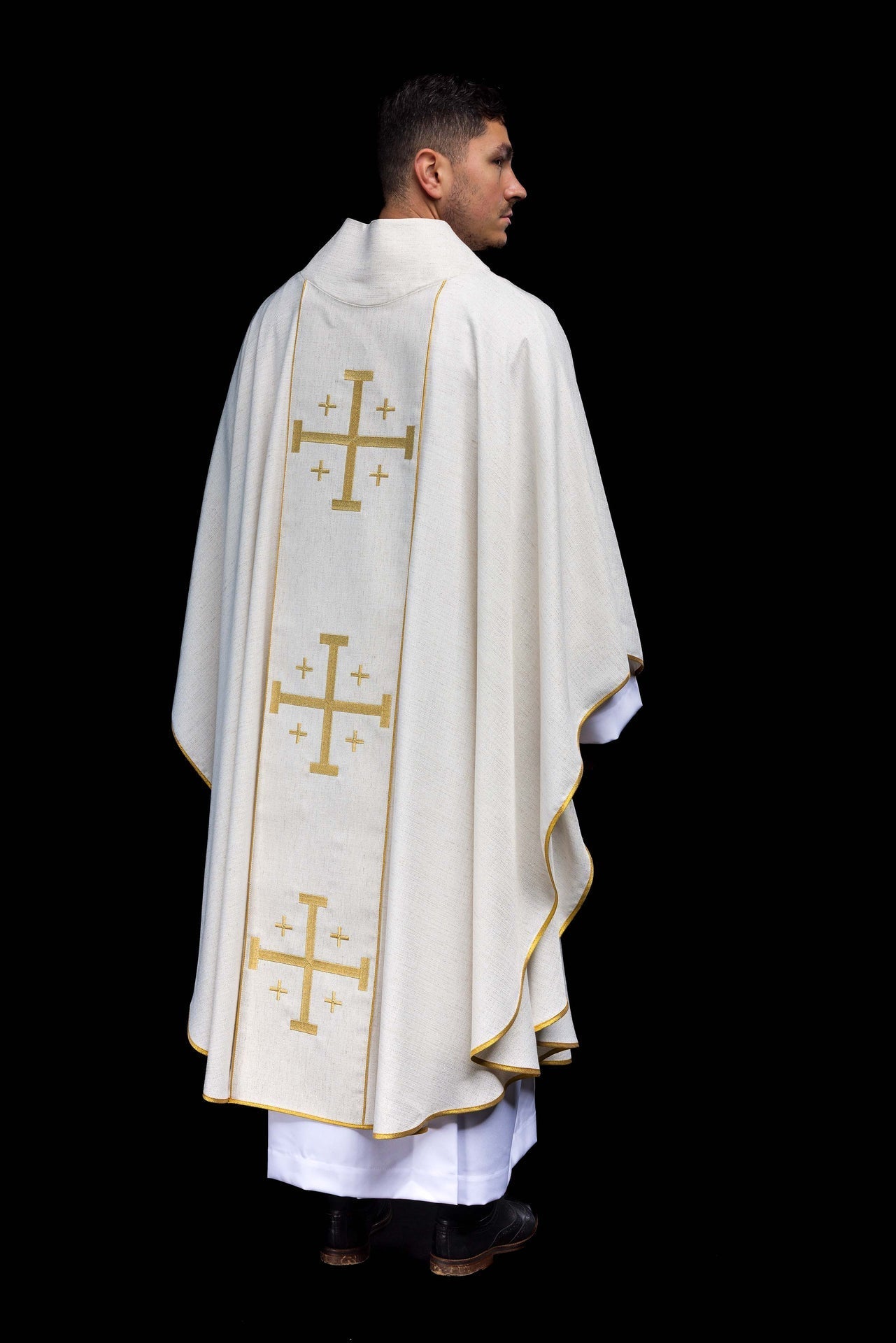 Casula creme com estampa da Cruz de Jerusalém