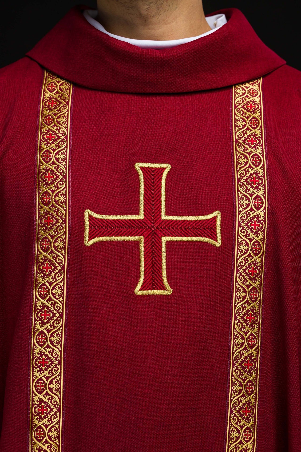 Casula litúrgica vermelha com cruz bordada e faixas jacquard